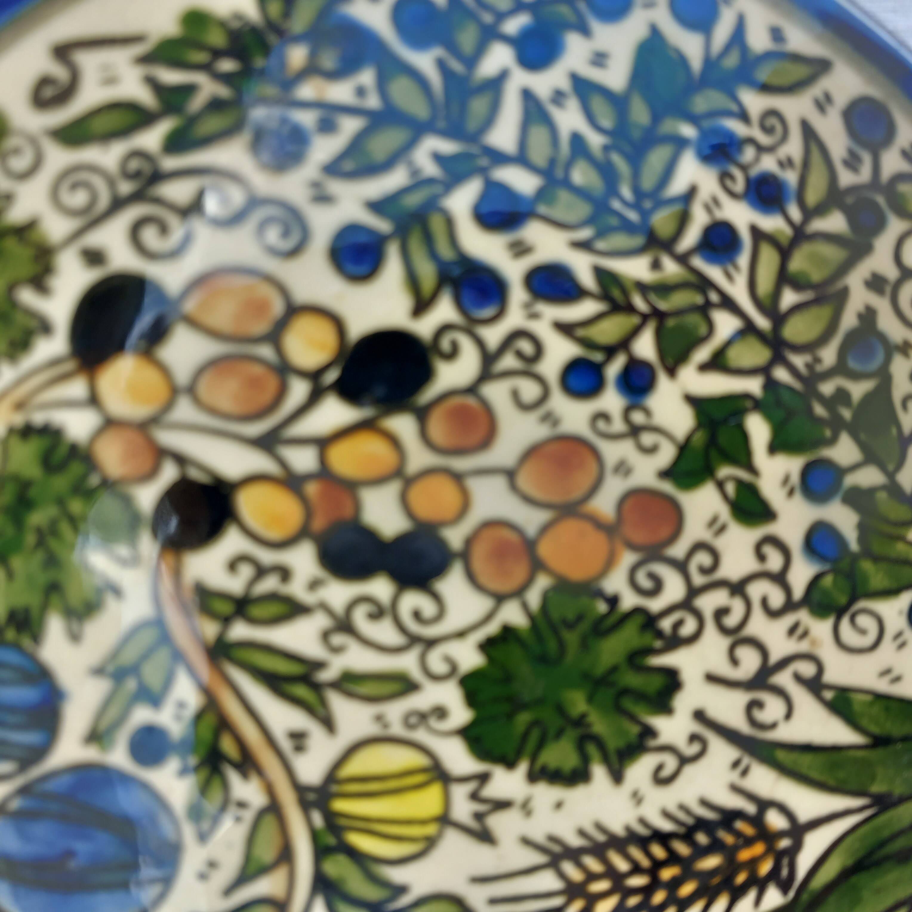 Decorative round plate