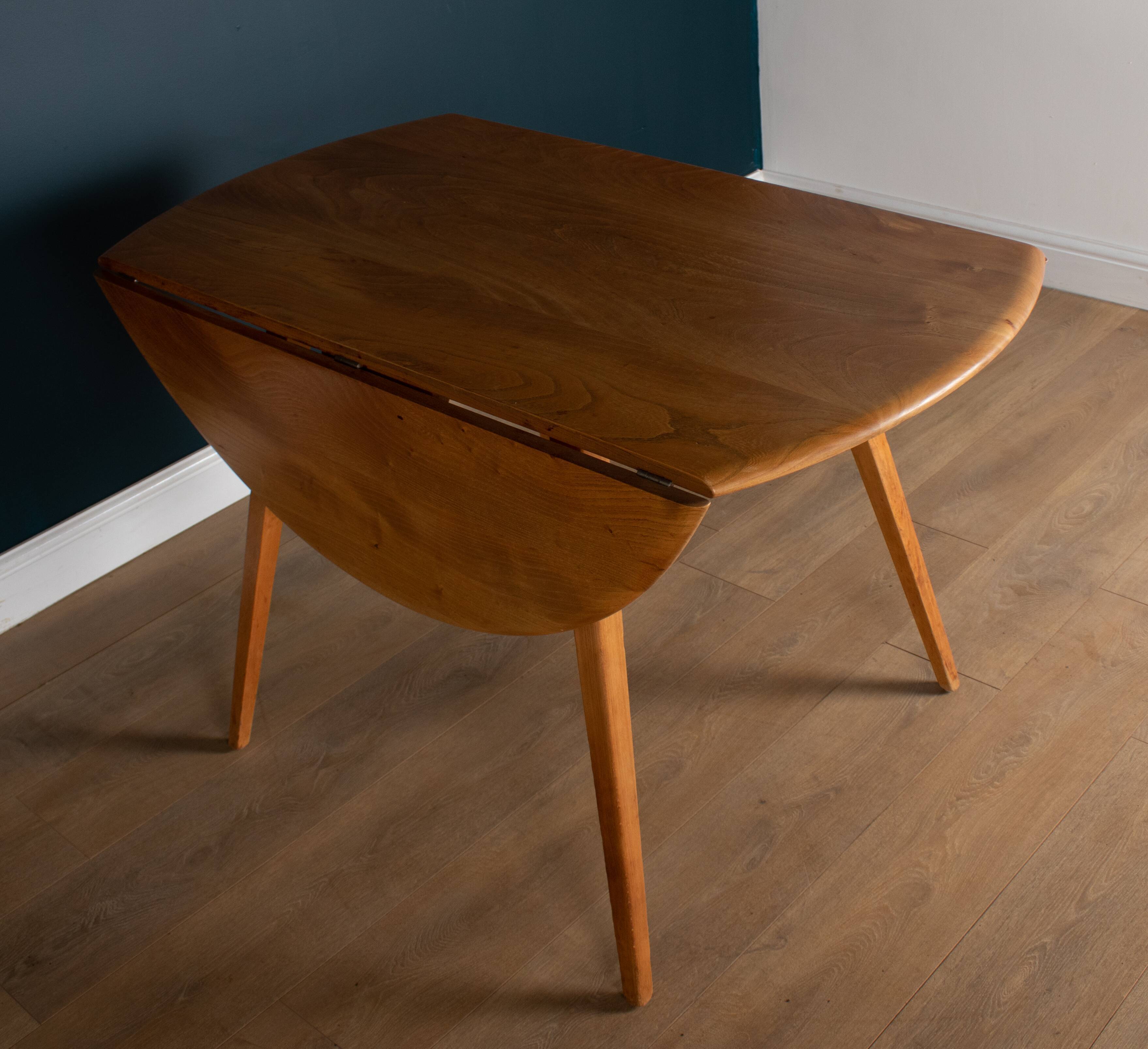 Table à manger ronde 384  et quatre fauteuils 370 Windsor