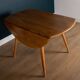 Table à manger ronde 384  et quatre fauteuils 370 Windsor