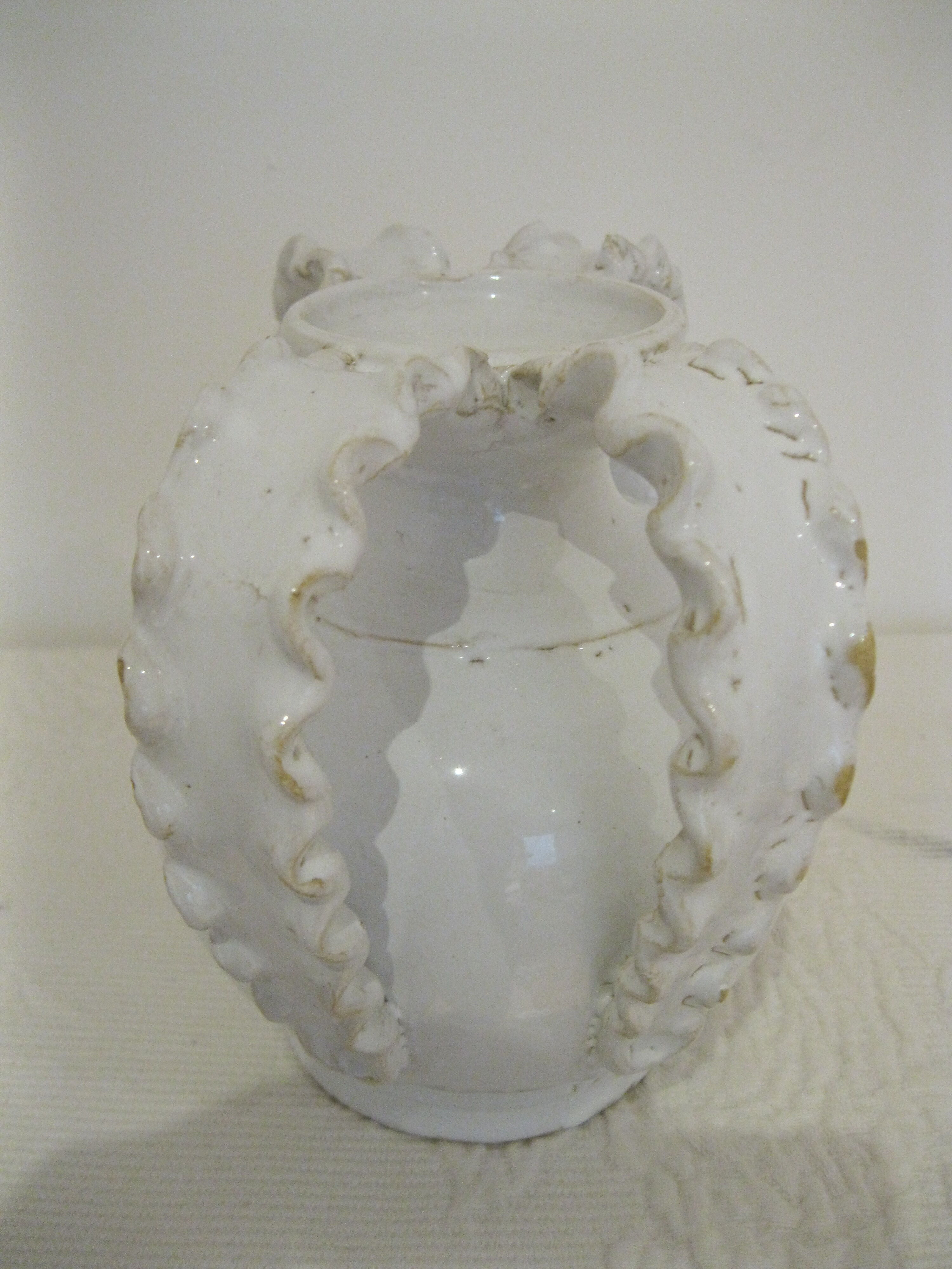 White vase with 4 coves