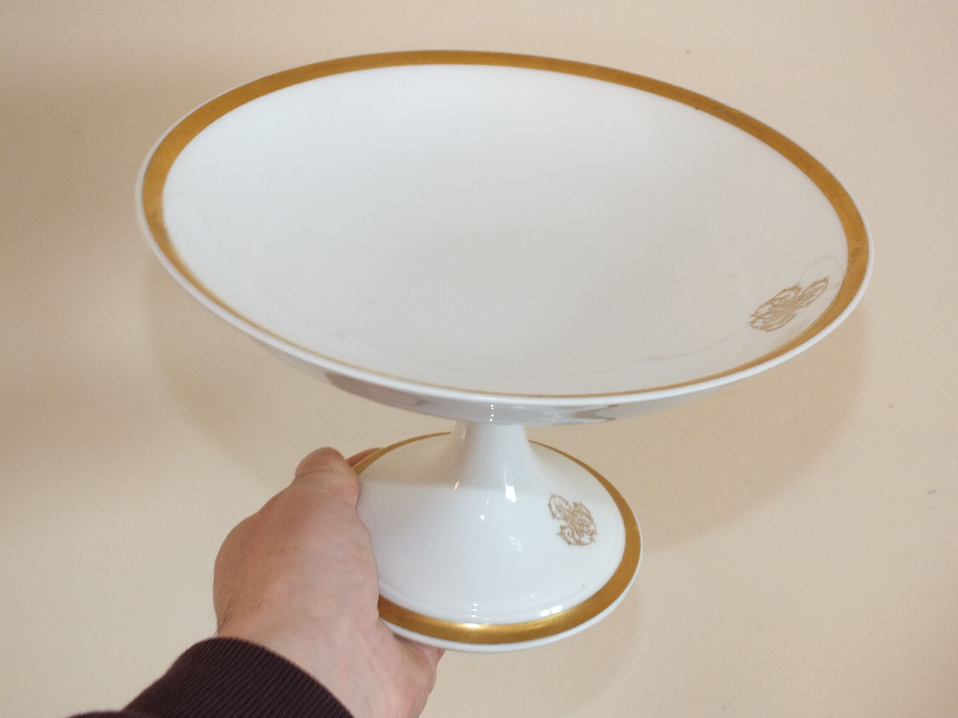 White and gold porcelain display cup - Bosquin in Caen