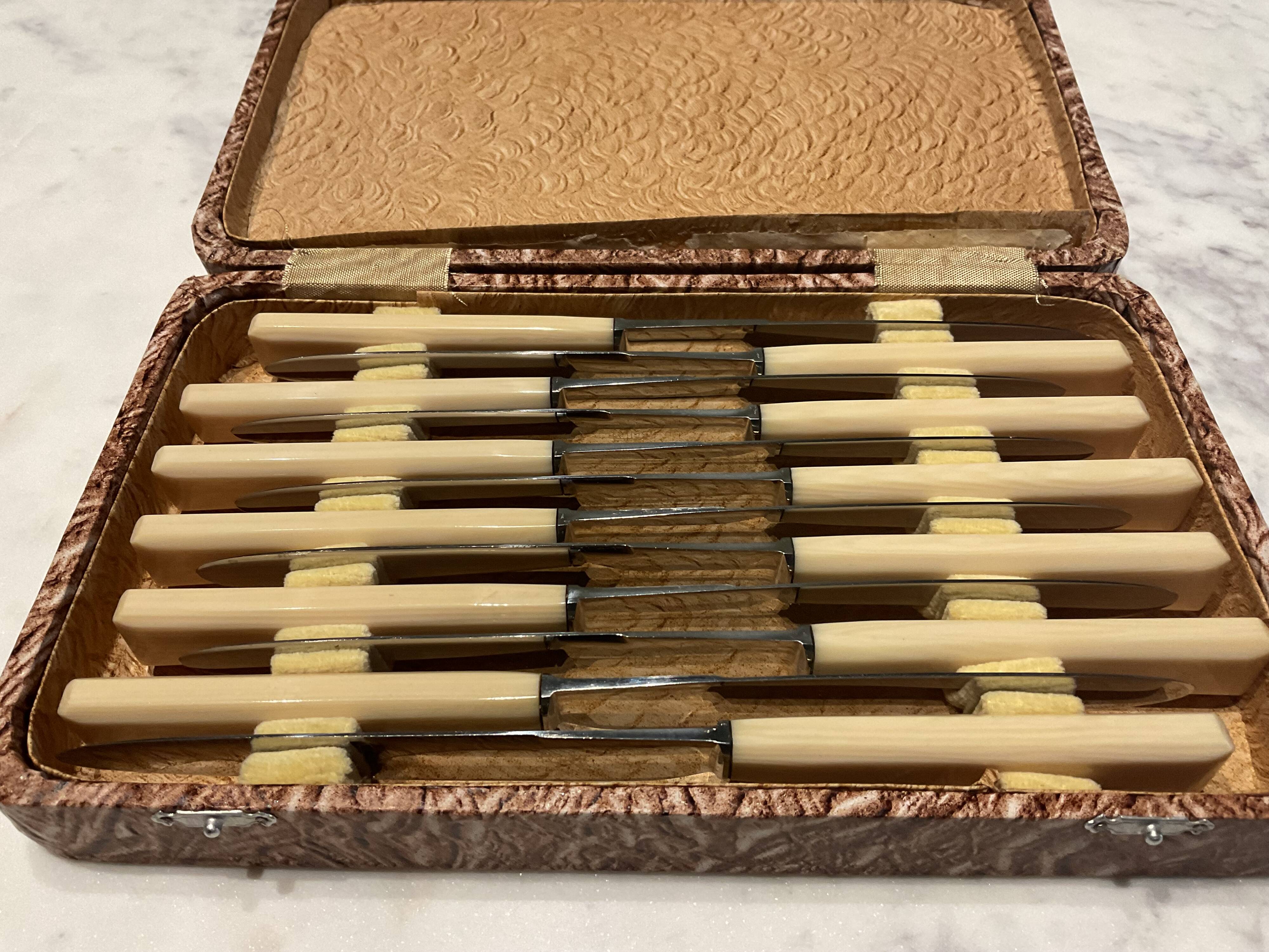 1é couteaux à fromage ou entremets . Inox et Bakélite