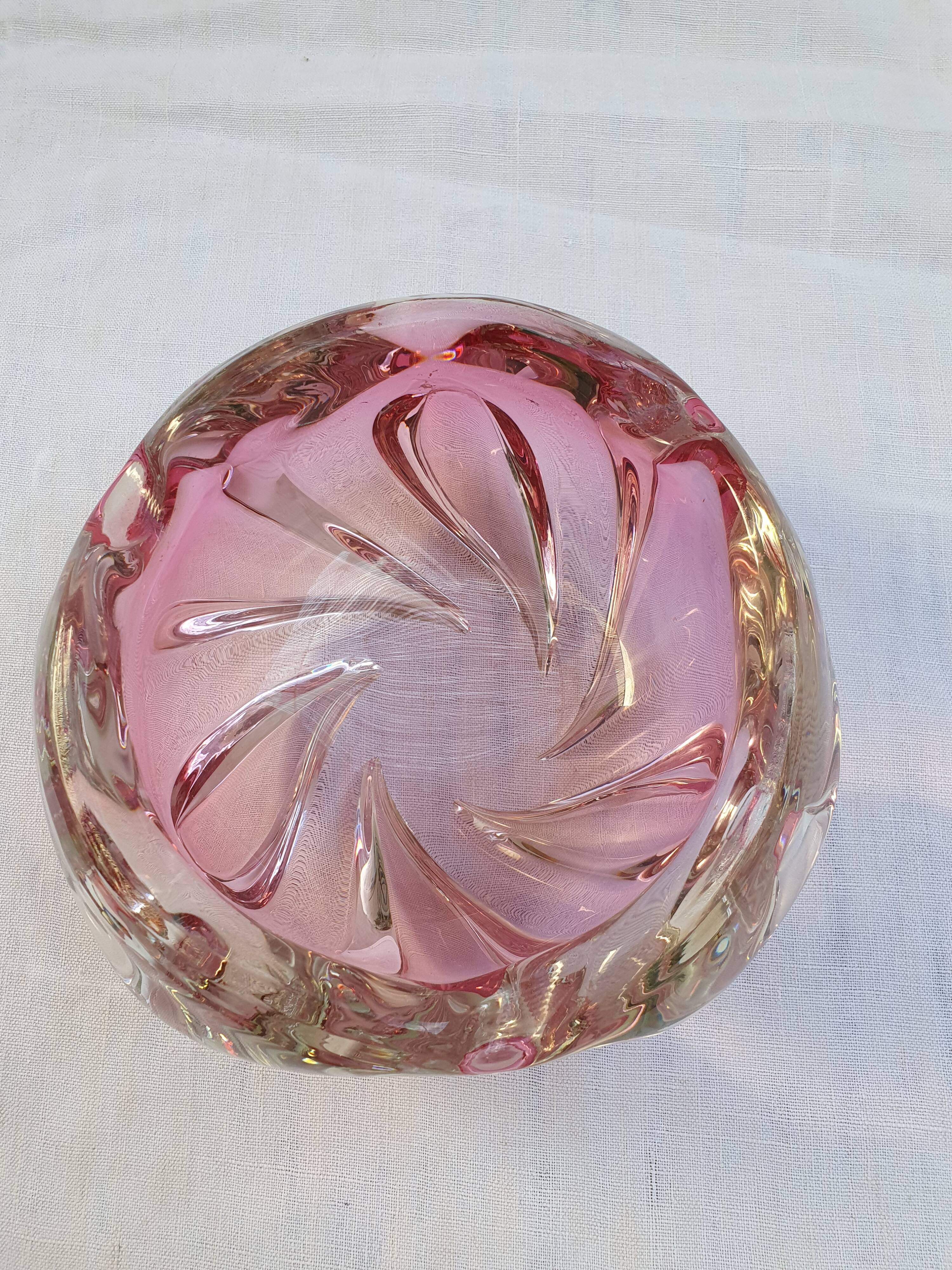 Empty-pocket ashtray