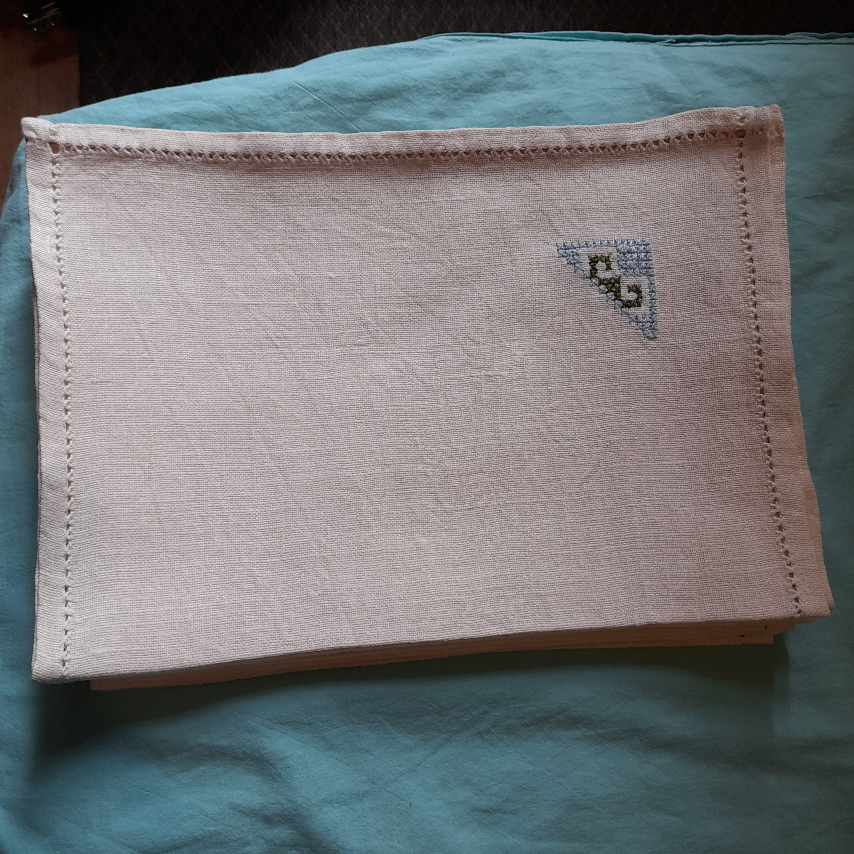 Tablecloth and embroidered linen towels