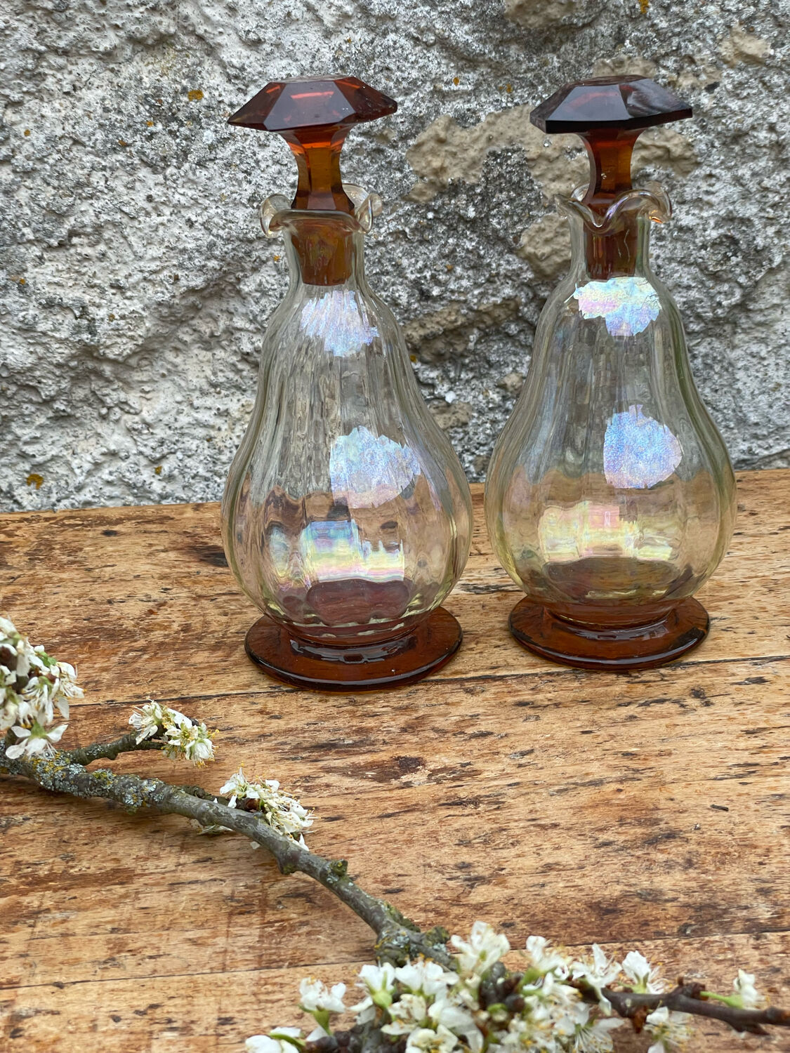 2 carafes cap and vintage amber base