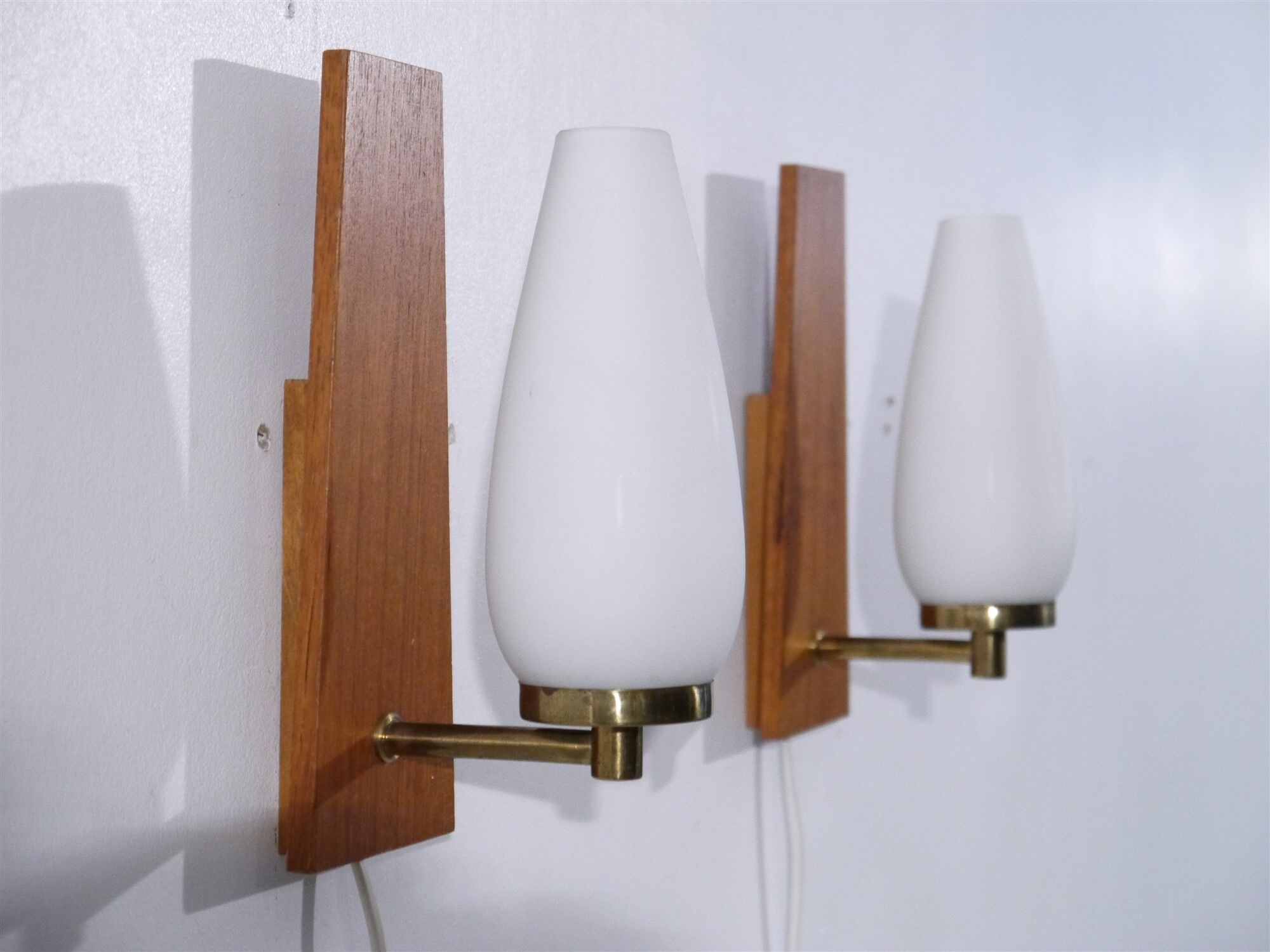 Paire d'appliques vintage scandinave teck et opaline