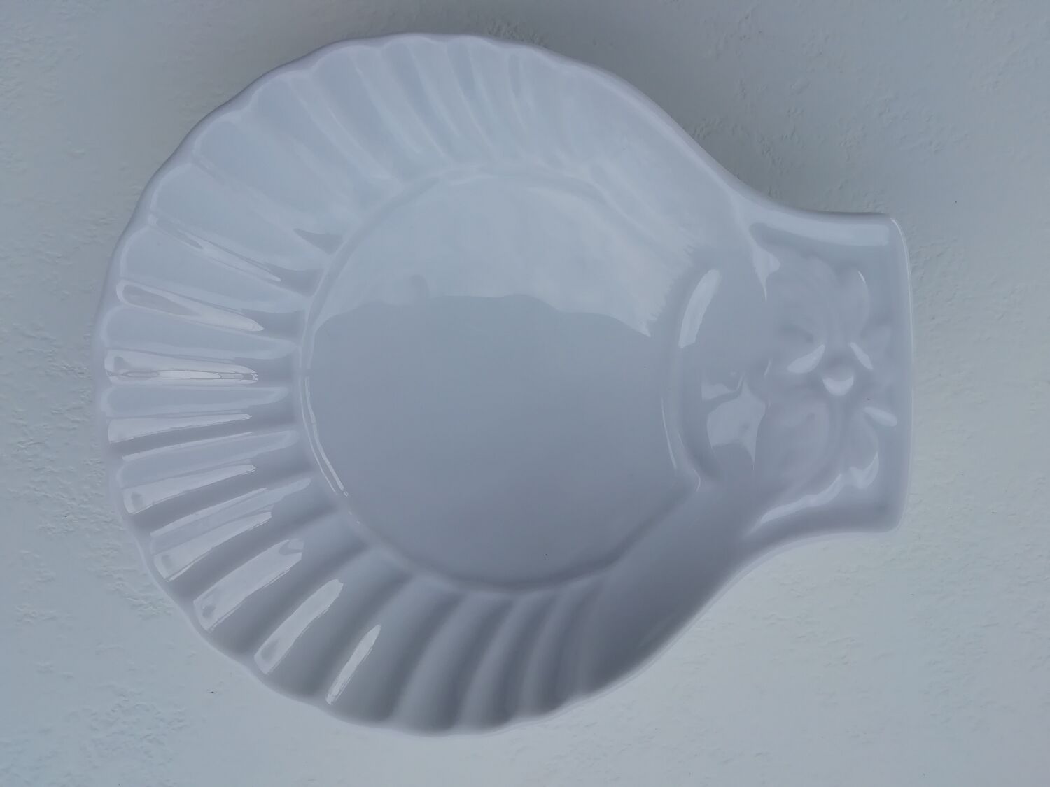 Porcelain scallop shell