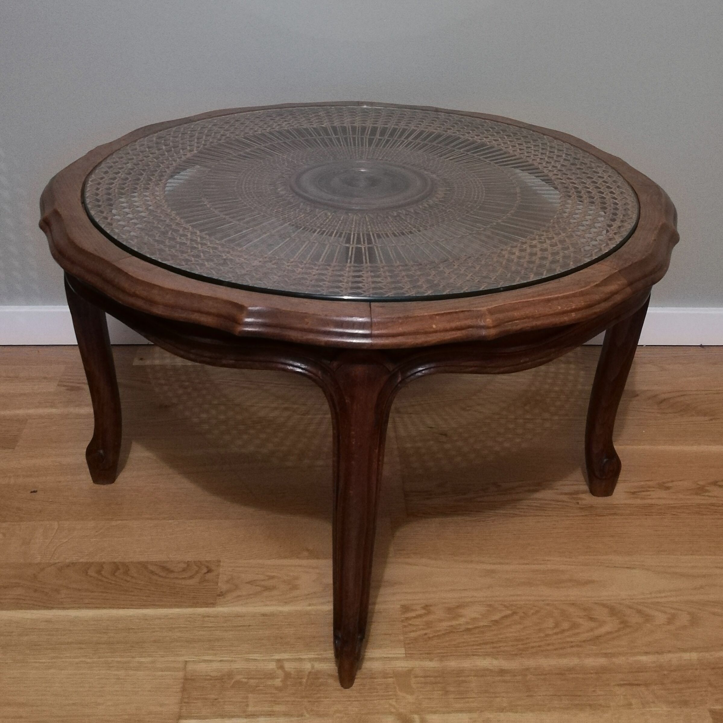 Table basse cannée en bois et verre