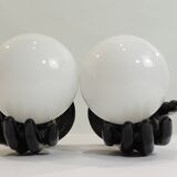 Paire d’appliques mains noires tenant un globe en opaline, années 70
