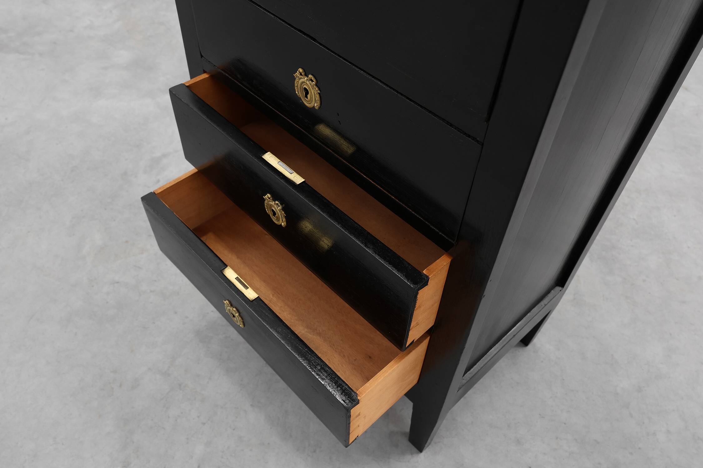 20th Century Louis XV-Style Black Lacquered Chest of Drawers with brass Mou