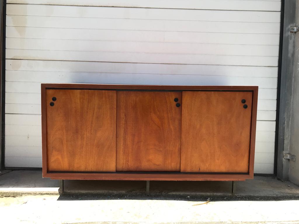 Sliding-door sideboard