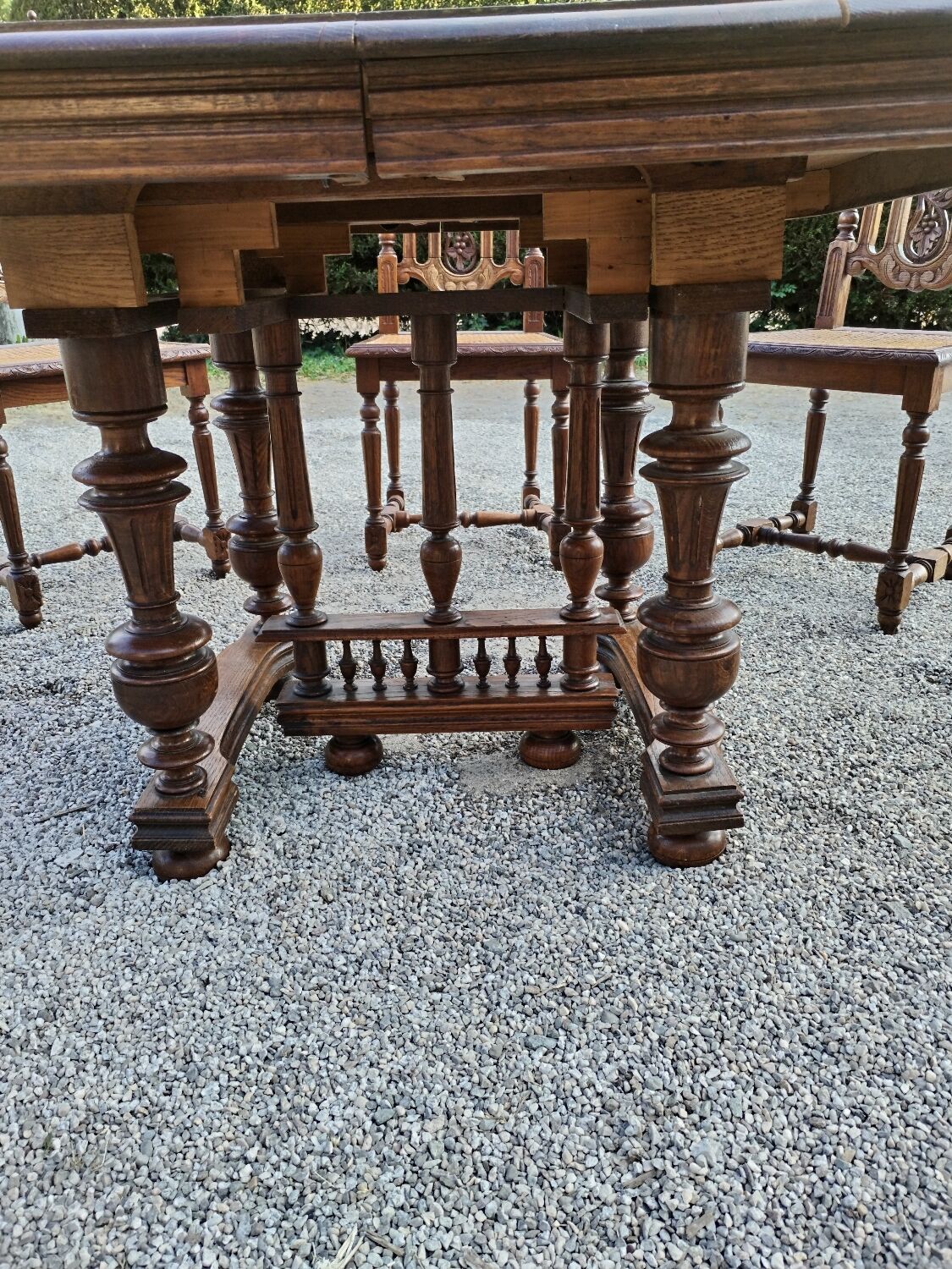 Table en bois massif de hêtre avec 5 chaises bois et cannage .