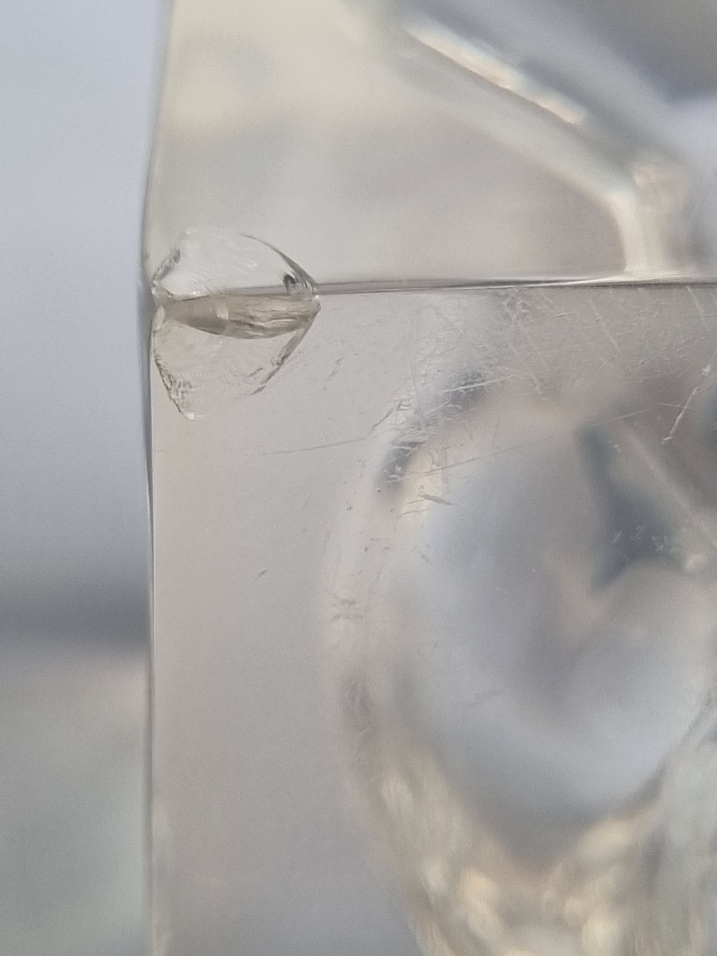 Inclusion d'une ampoule phosphorescente dans un bloc de résine, Pierre Giraudon, années 70