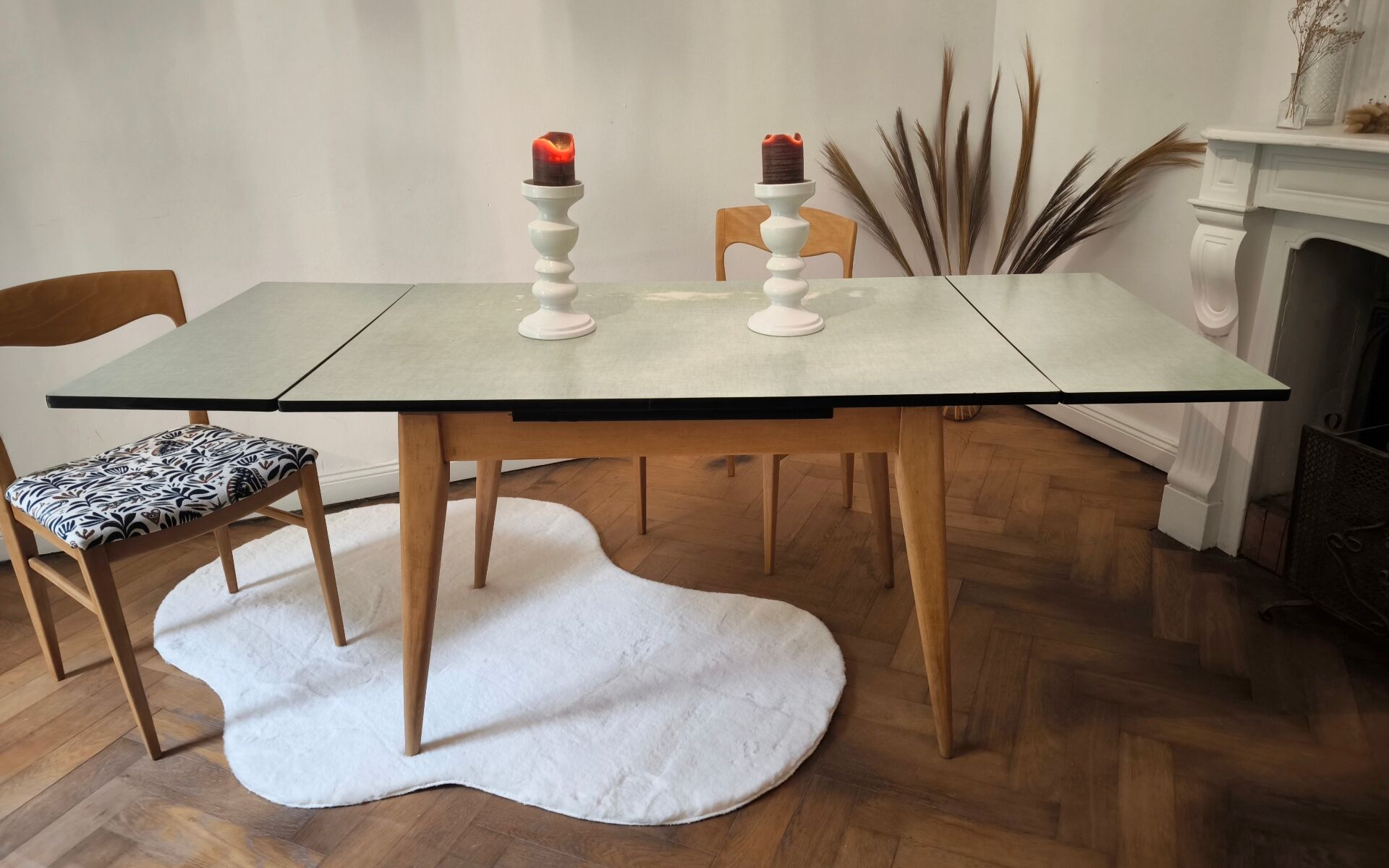 Vintage table in aqua Formica with extensions – Wooden legs