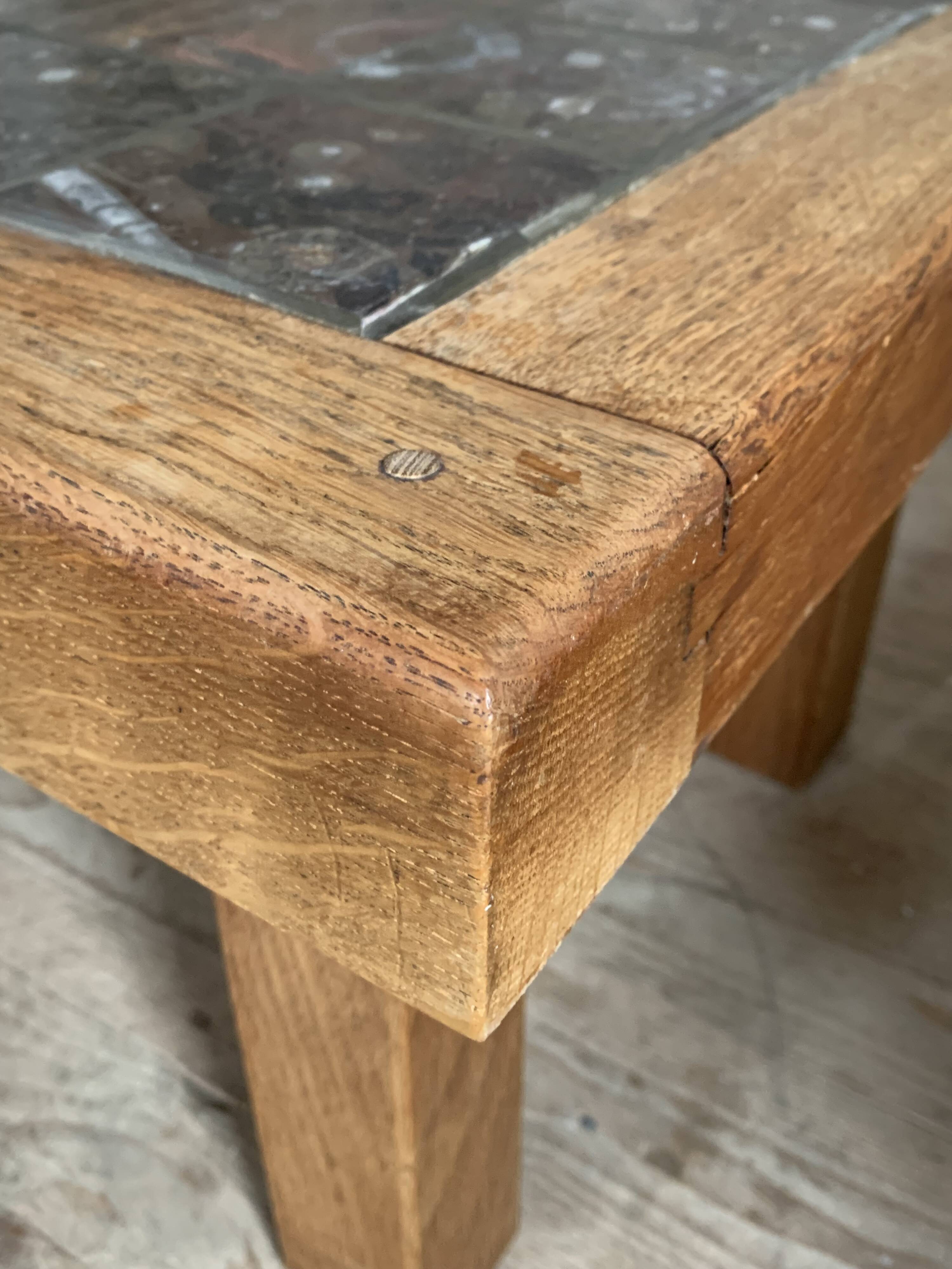 Table basse brutaliste en chêne massif et marbre, années 70