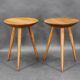 Paire de tabourets trépieds en chêne tchécoslovaque des années 1960, de la marque ULUV, restaurée et de style rustique mid-century.