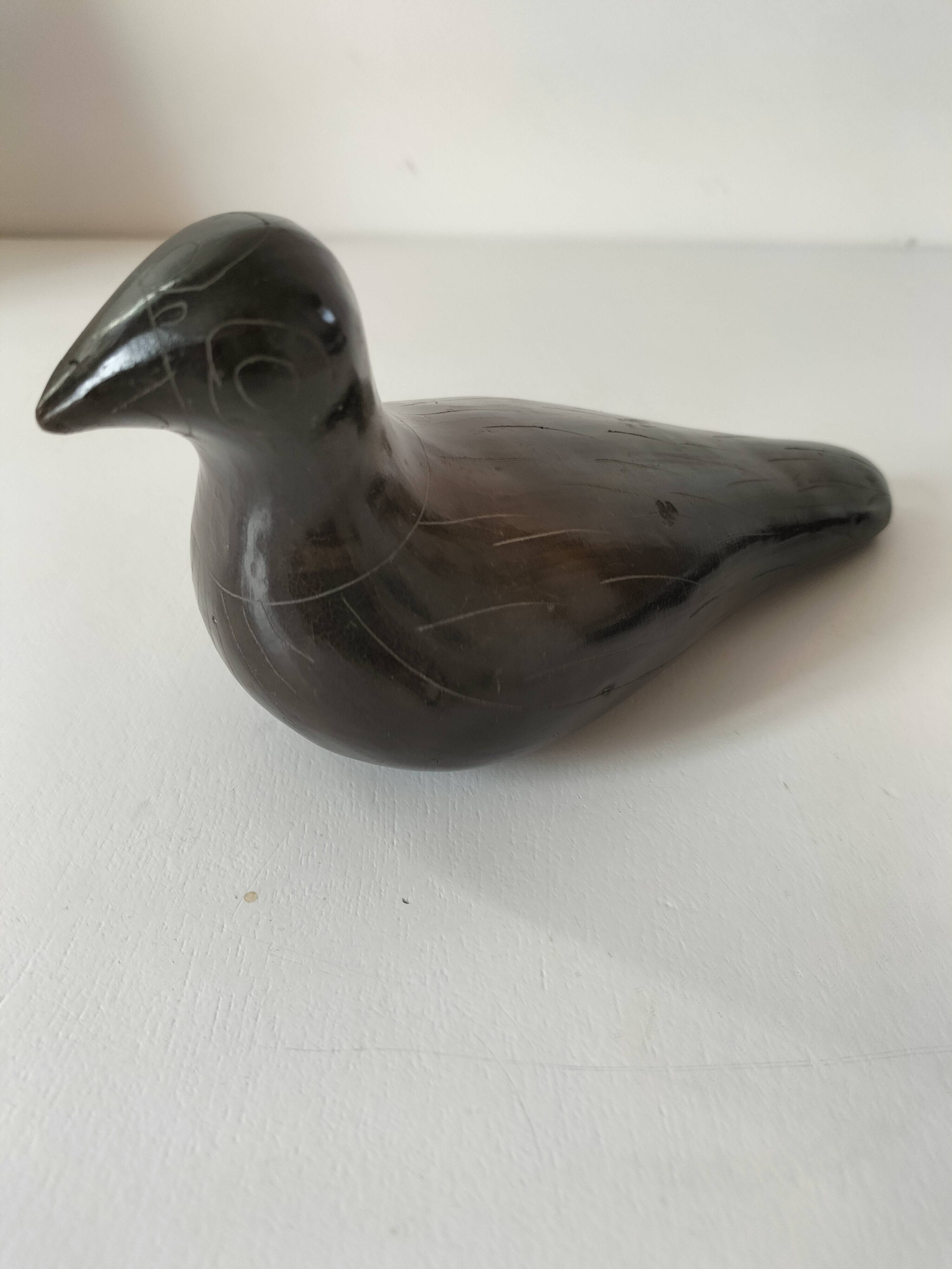 Colombe sculpturale en céramique brun chocolat, 20ème siècle