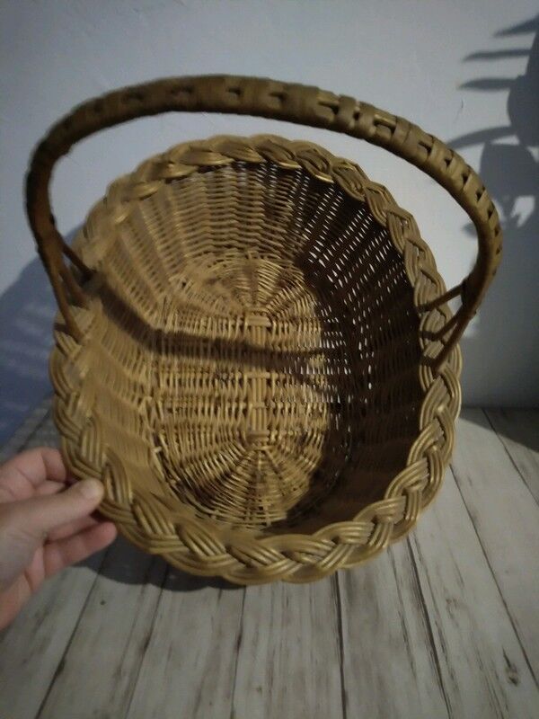 Vintage wicker basket braided edge