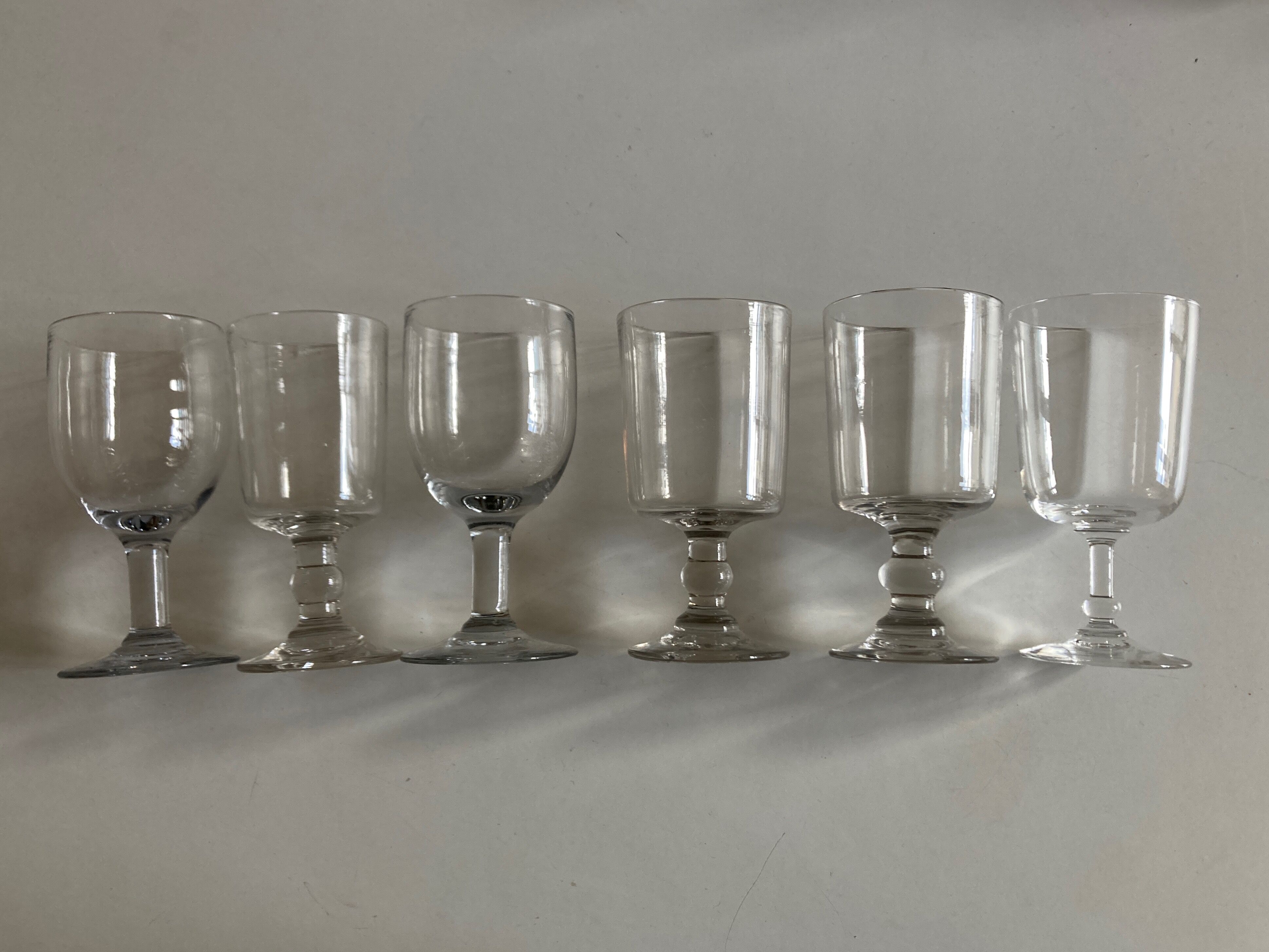 Set de 6 verres de table à pied mi 19e assortis