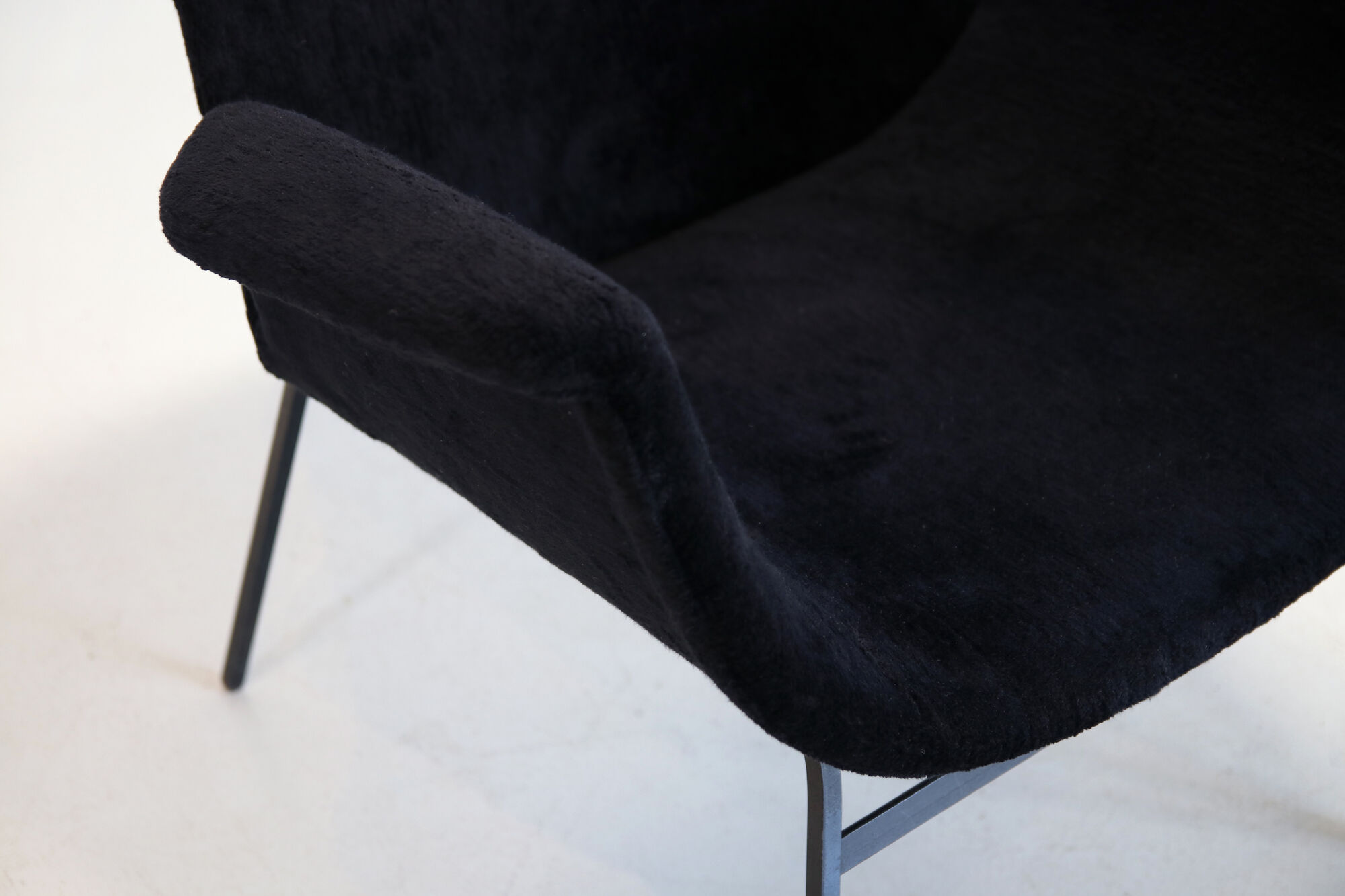 Vintage Italian armchair in black velvet attributed to Gastone Rinaldi