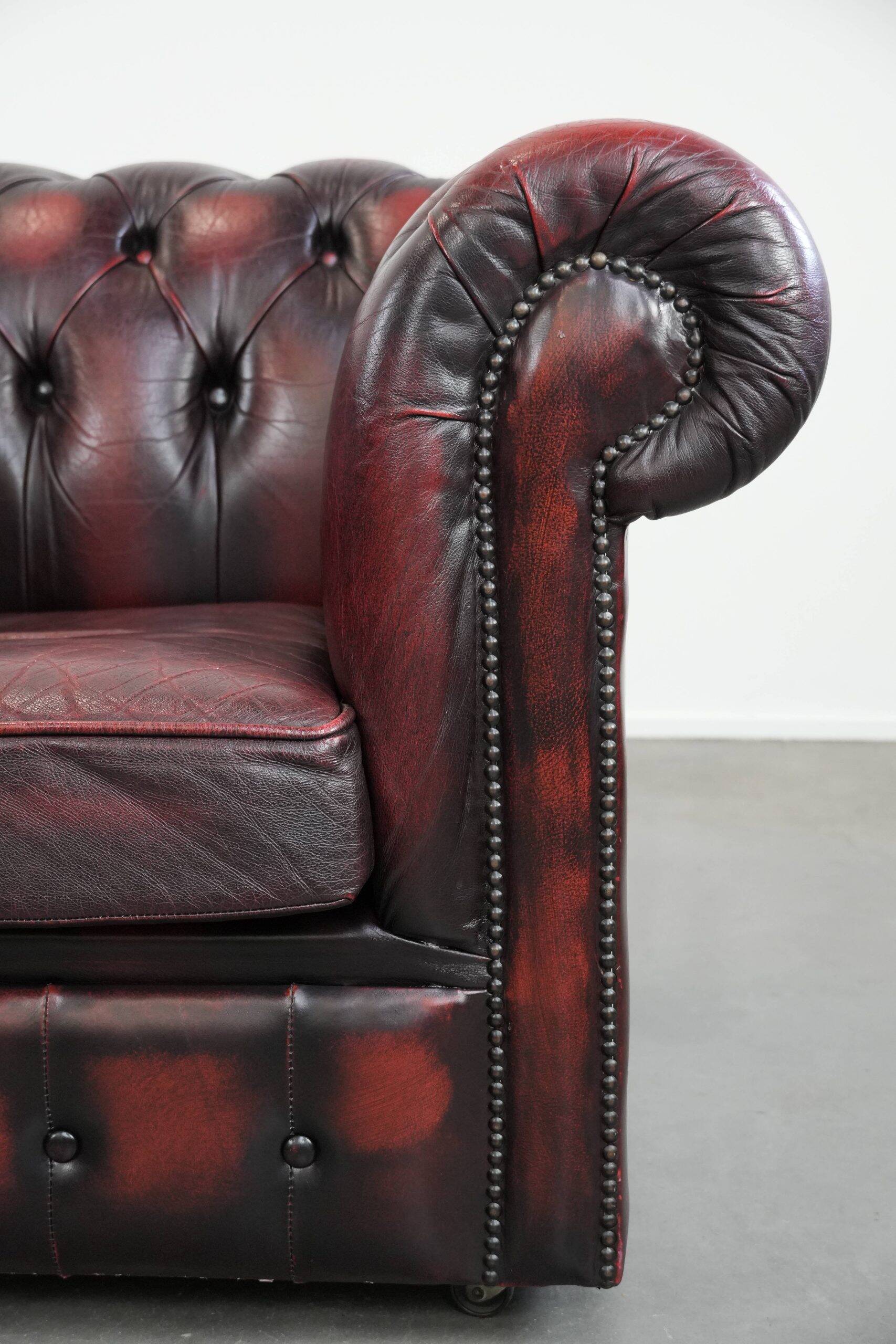 Cowhide leather English chesterfield armchair on wheels