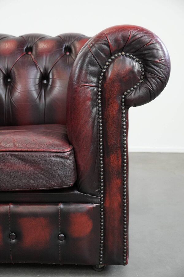 Fauteuil Chesterfield anglais en cuir de vachette sur roulettes