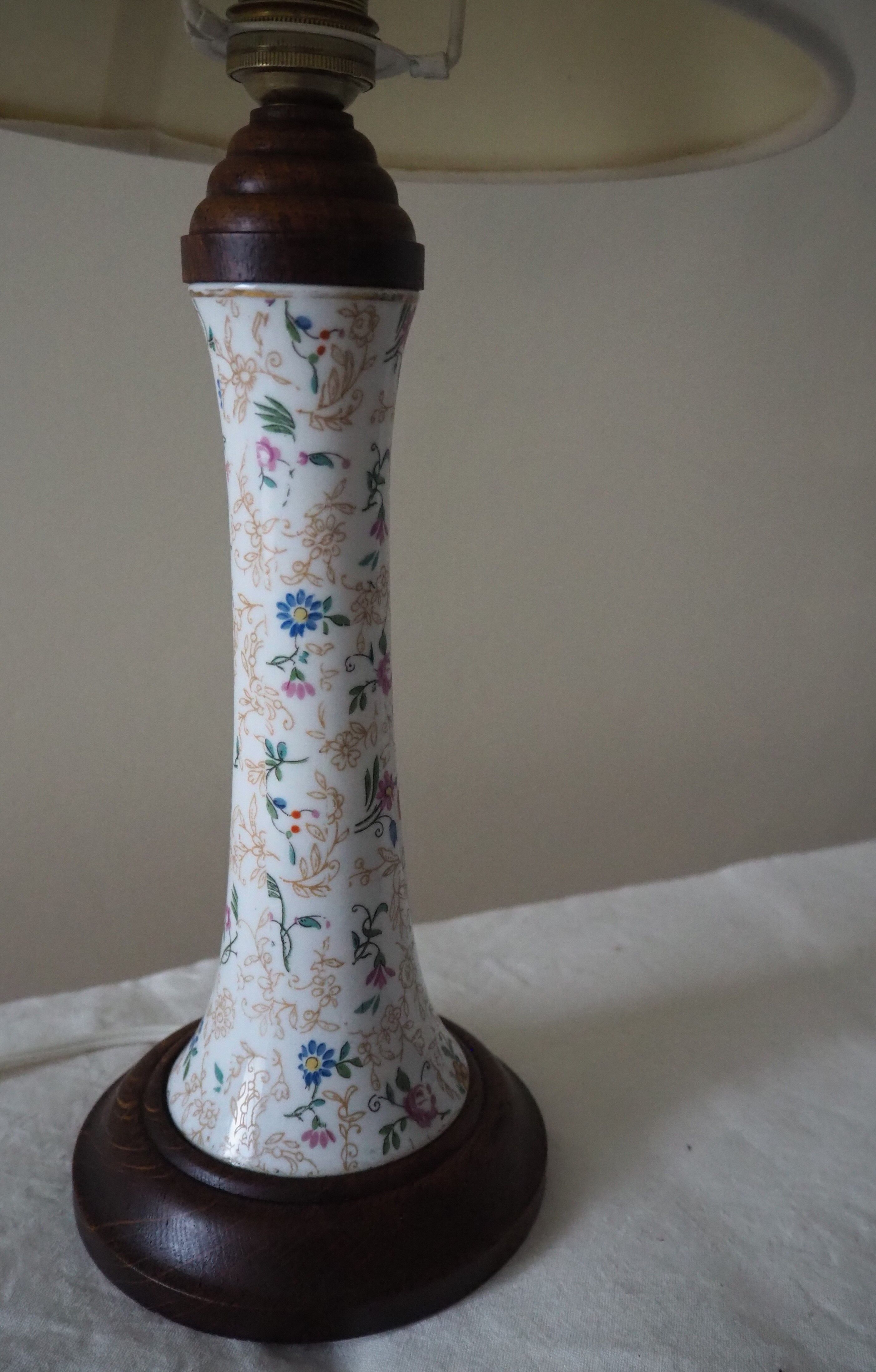 Table lamp for bedside use in earthenware with a wooden base.