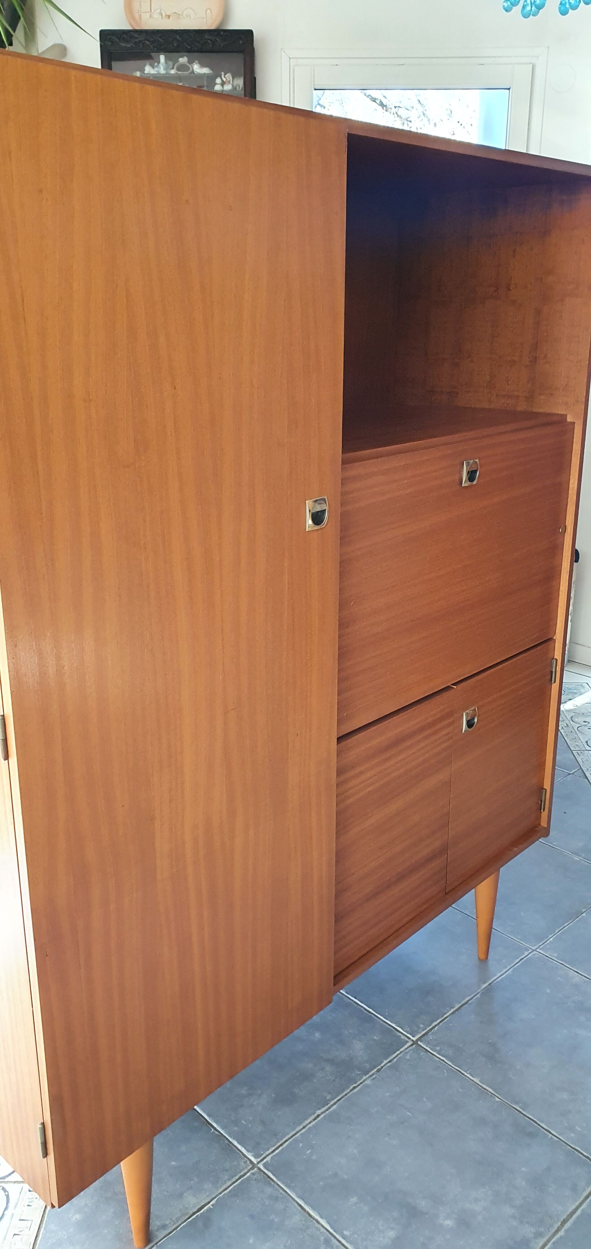 Combined wardrobe secretary