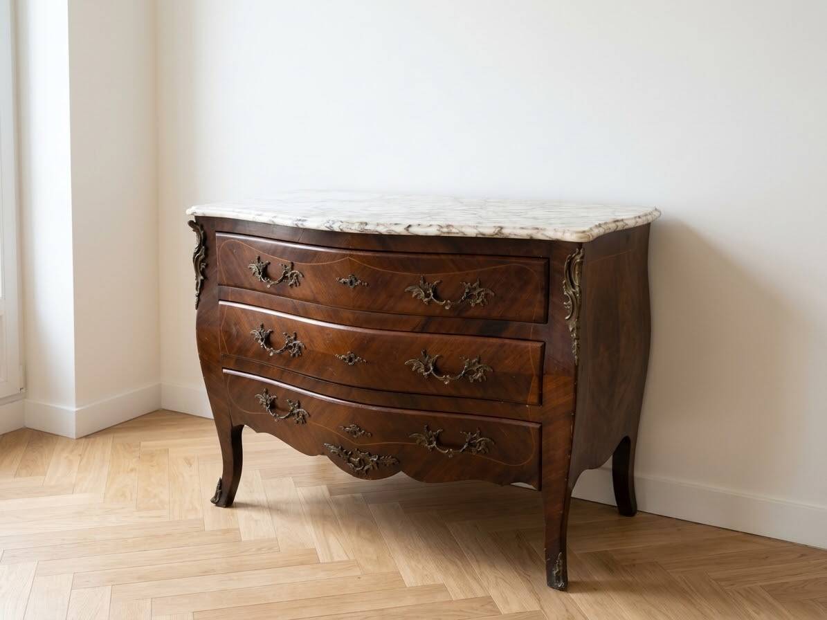 Curved Regency-style commode in mahogany marquetry.