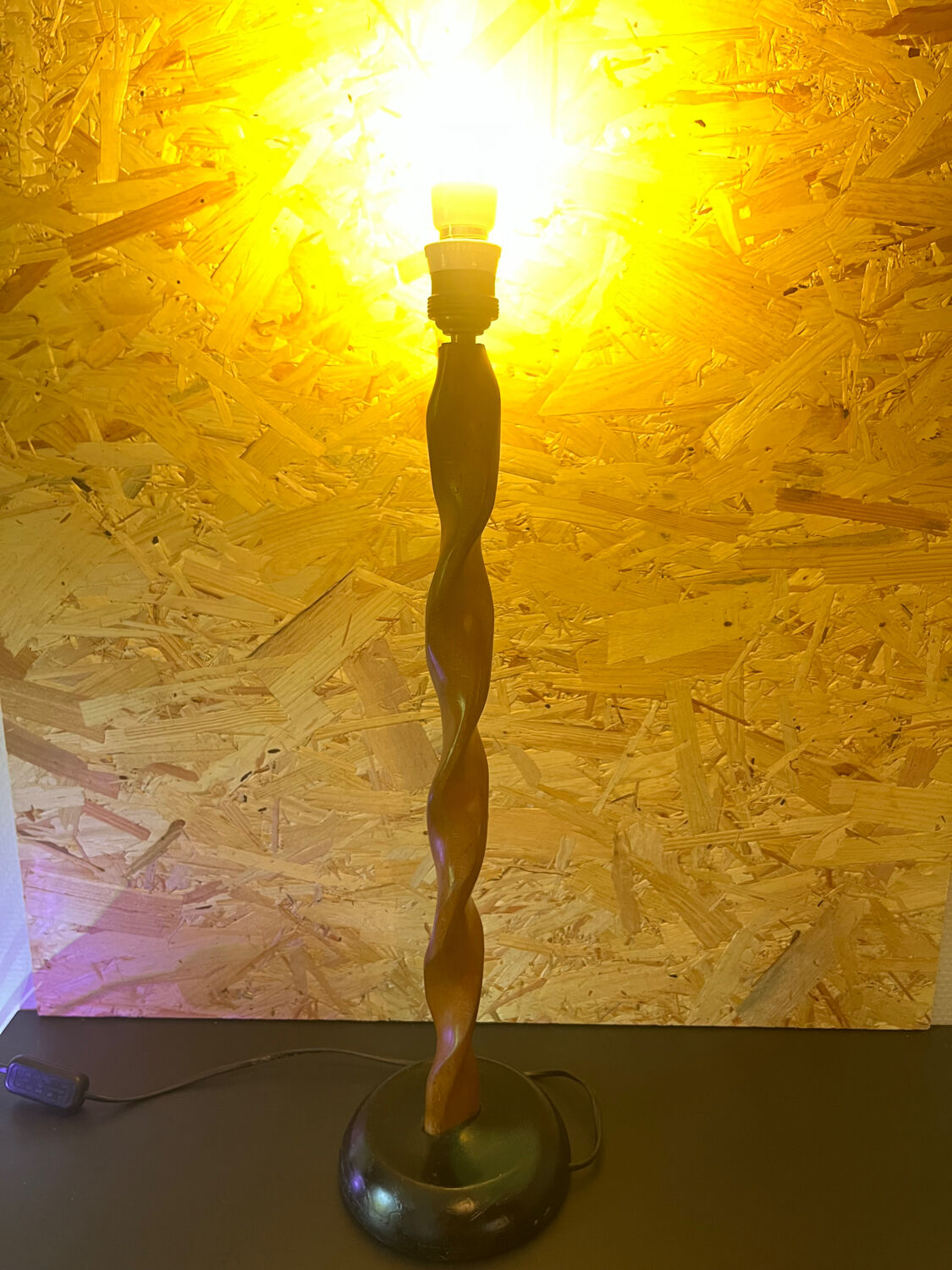 Pied de lampe torsadé en bois