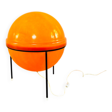 Grand lampadaire sphérique sur trépied de l'ère spatiale en orange par un designer inconnu, vers les années 1960.