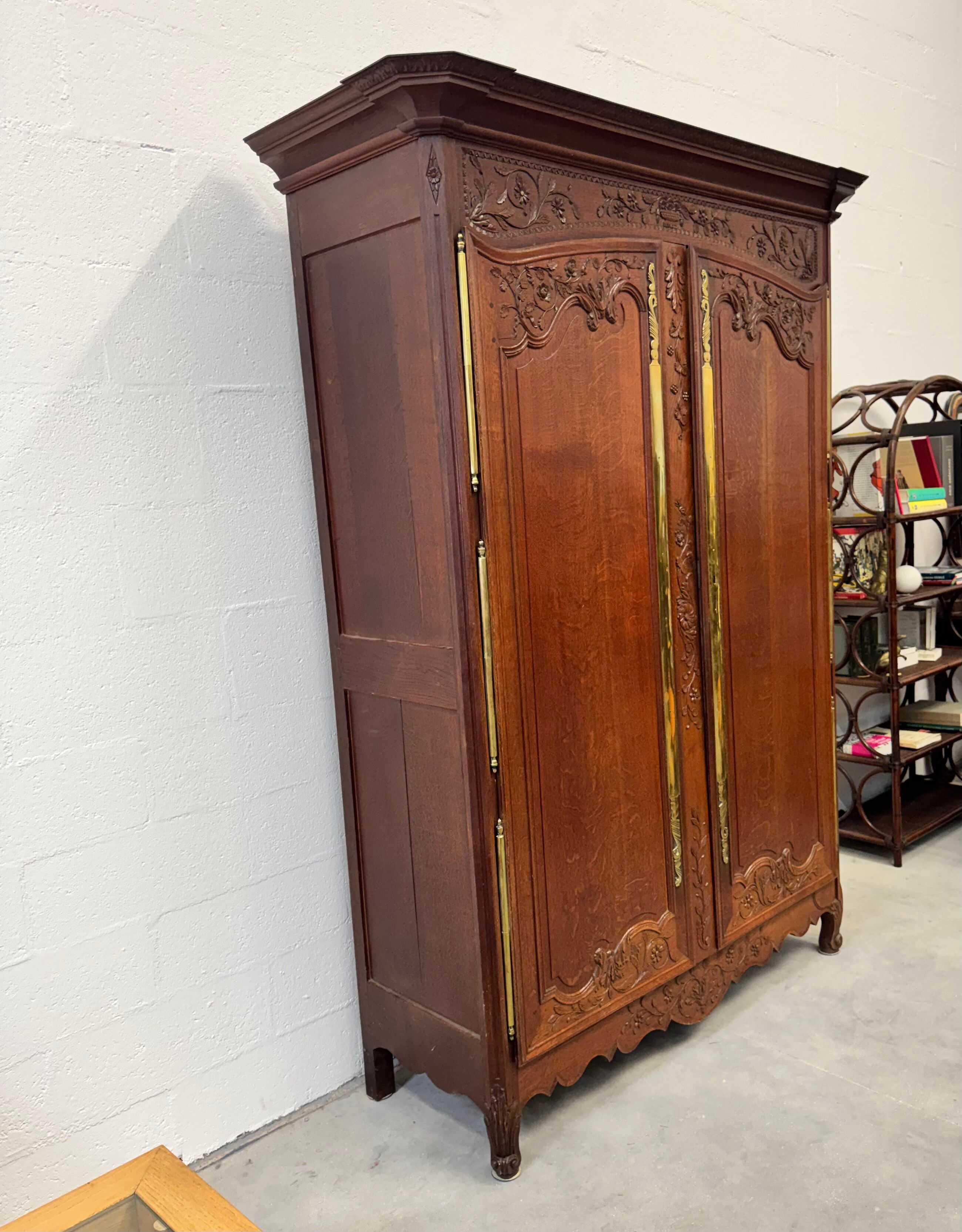 Large Country Wardrobe - French Provençal, in oak, 17th century