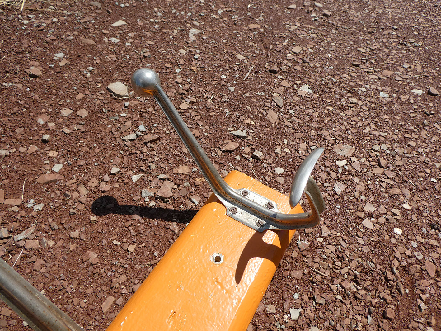 School wall door - 11-patère orange rail