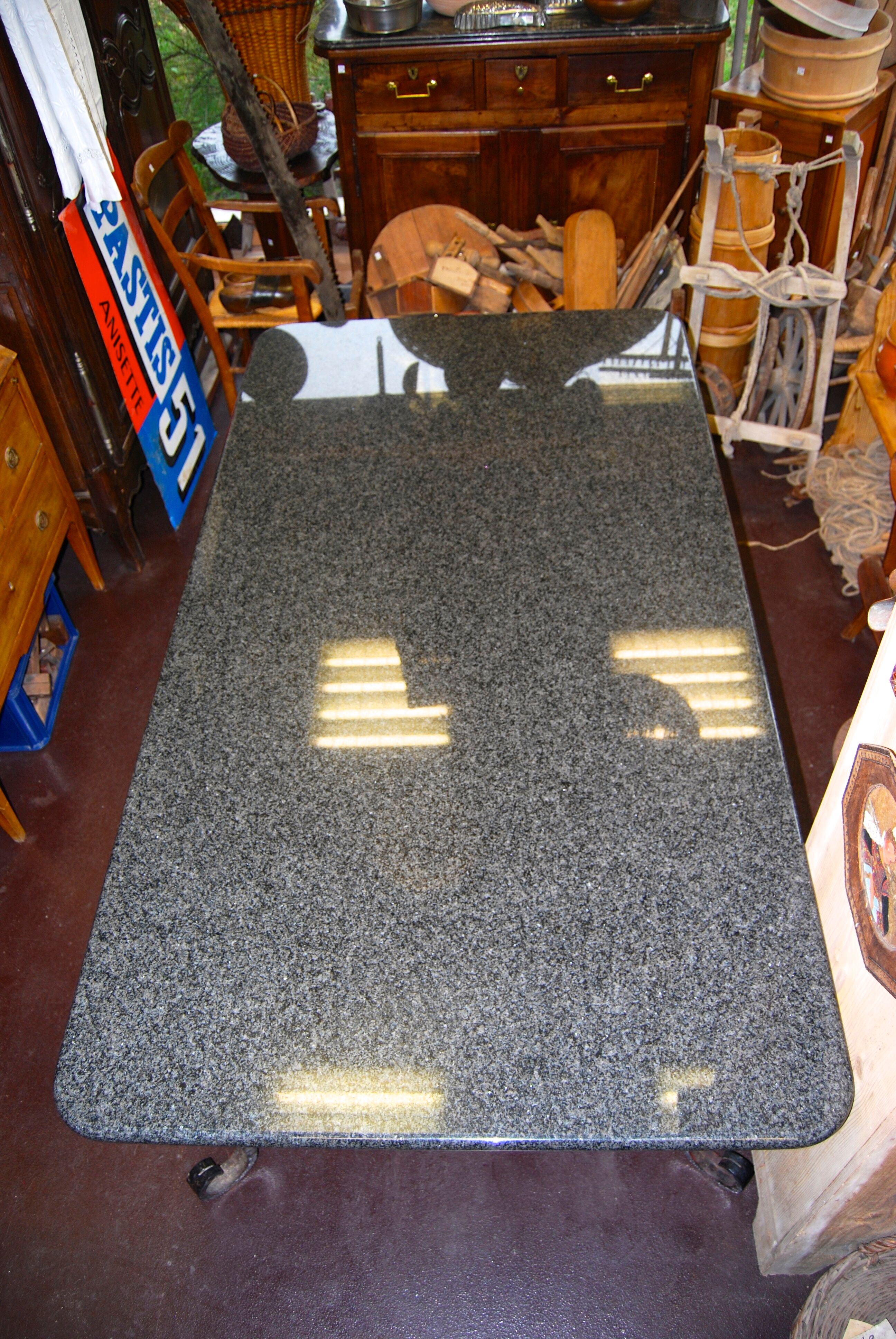 Table en fer forgé et plateau marbre granit