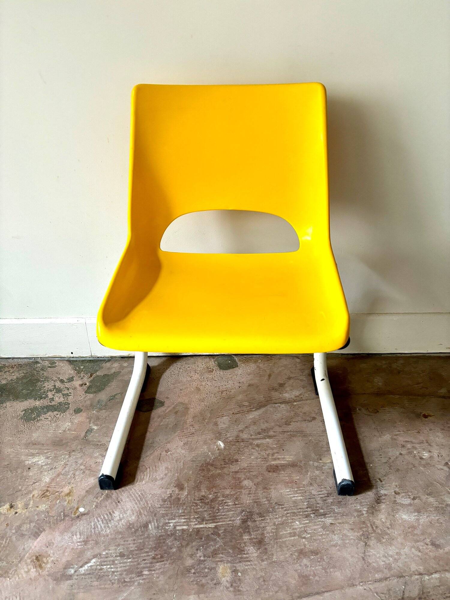 Children's chair in white metal and yellow plastic