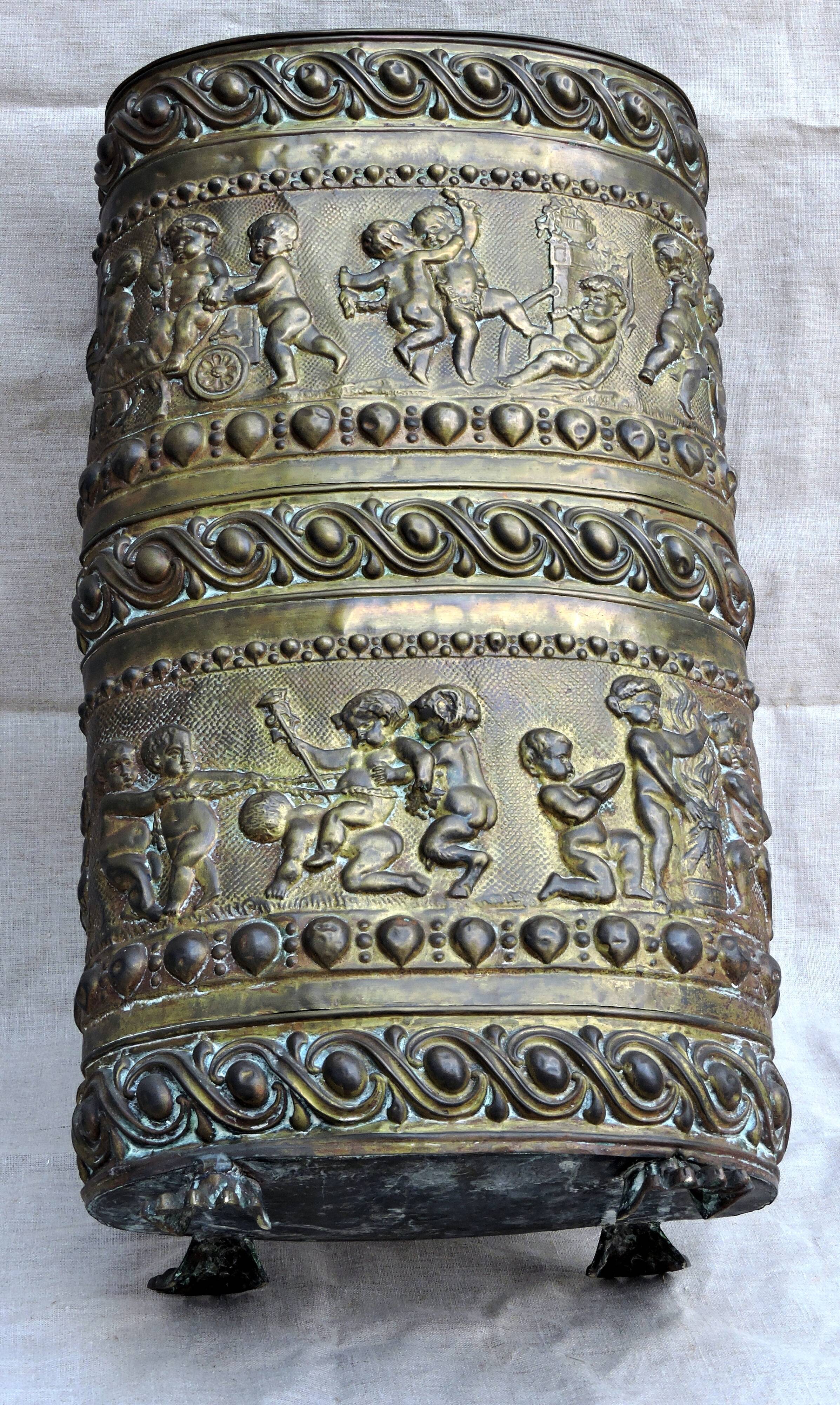 UMBRELLA HOLDER in copper with decoration in repelled CHERUBIN PUTTI ANGELOT, copperware XIX th century