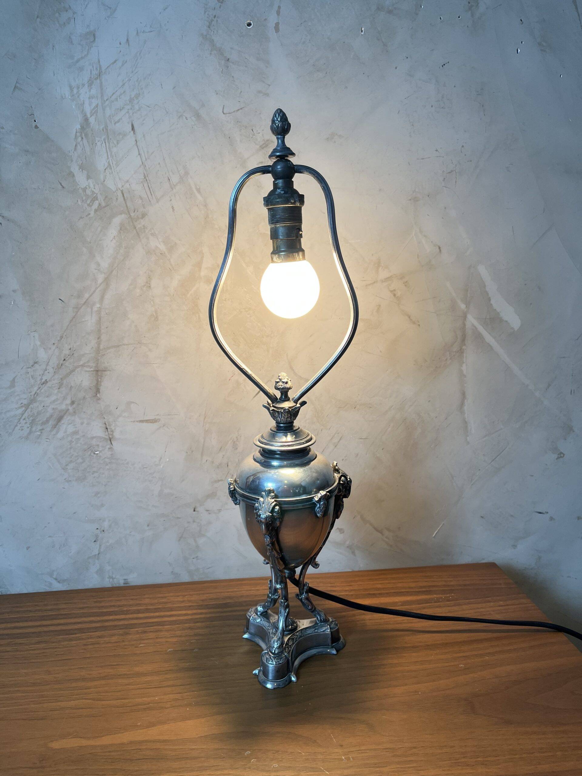 Lampe en métal argenté