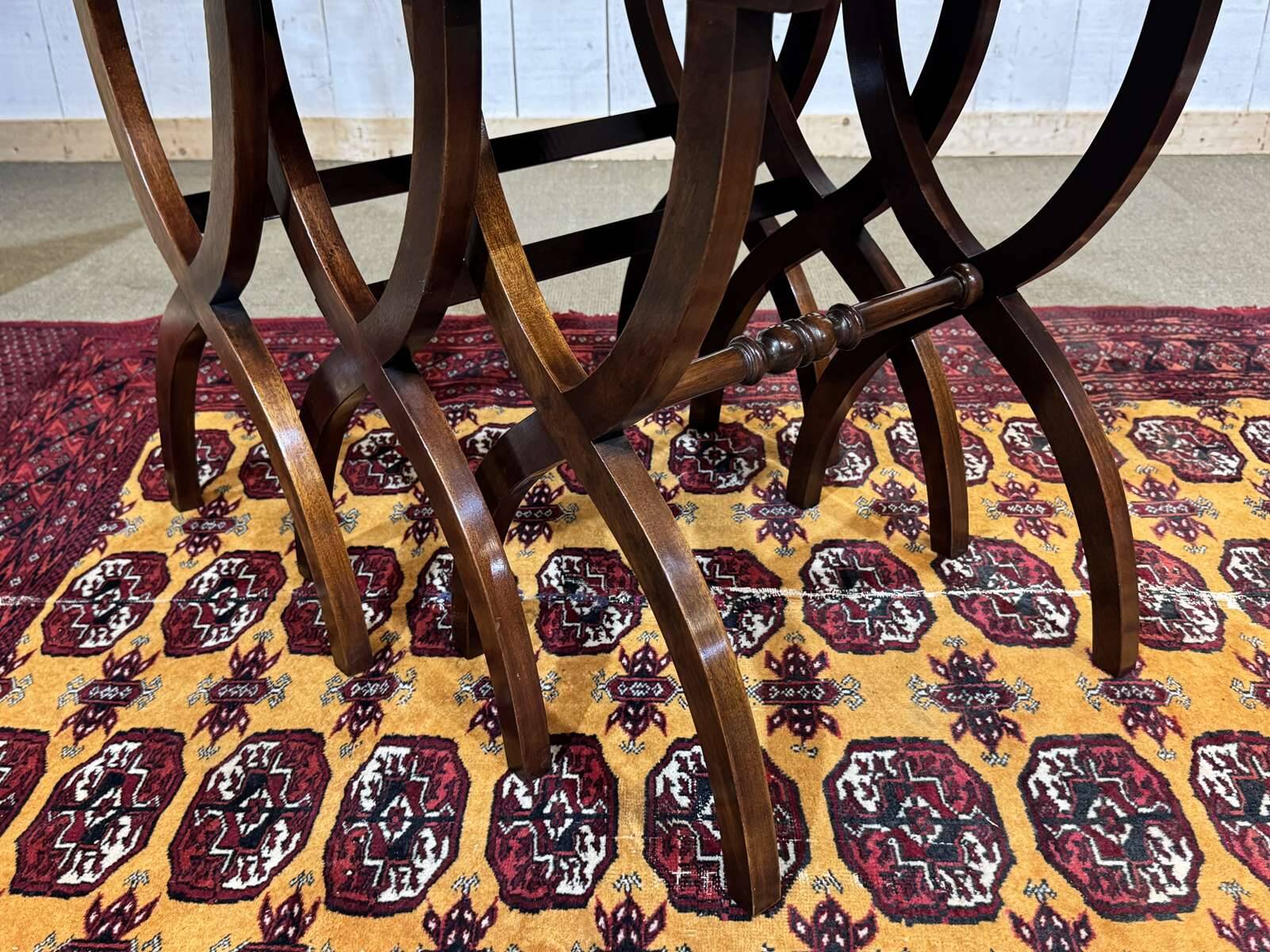 Suite de tables gigognes anglaises en acajou des années 1950