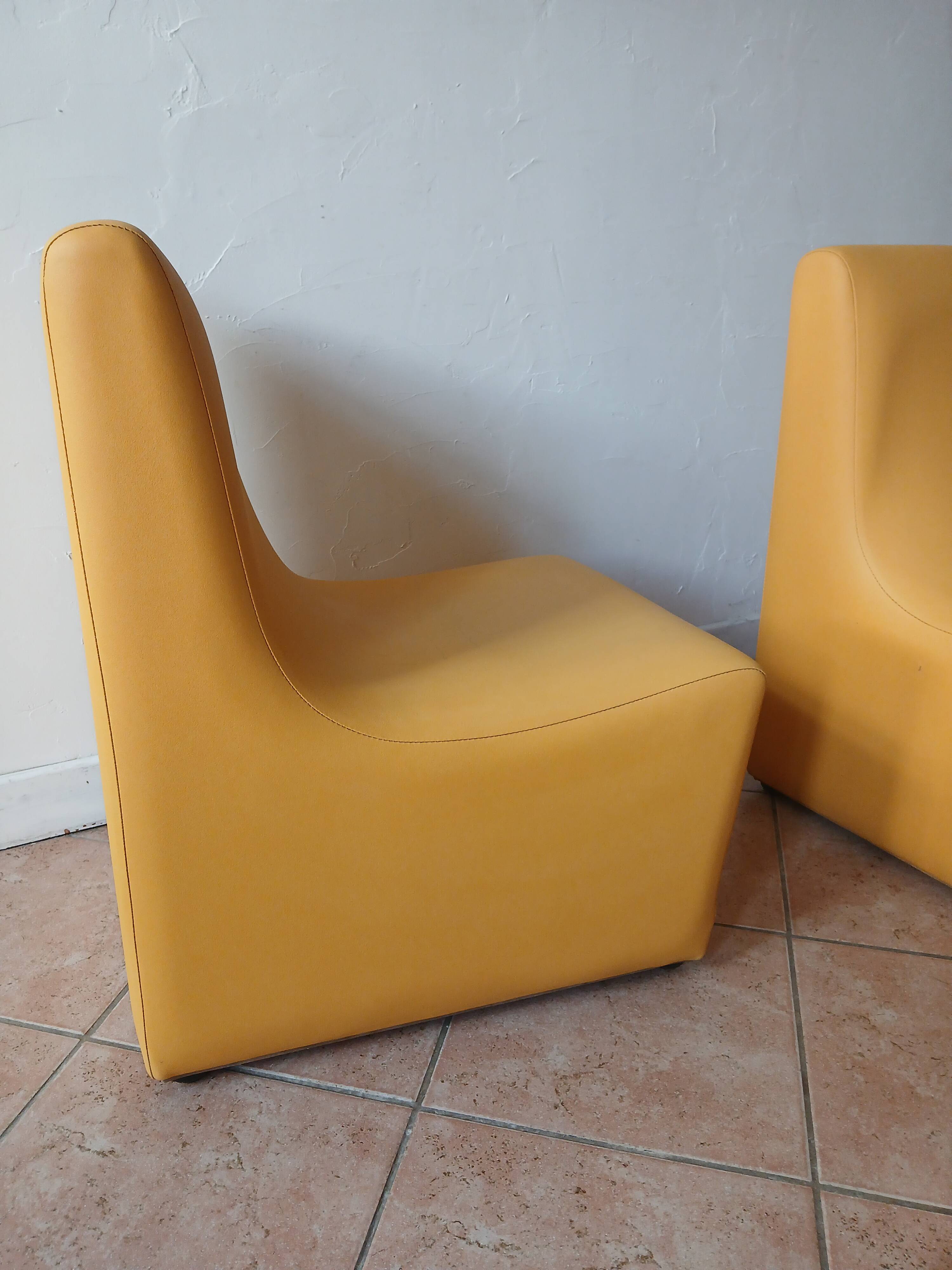 Lot de 4 chauffeuses années 70/80 vintage en similli cuir  jaune moutarde