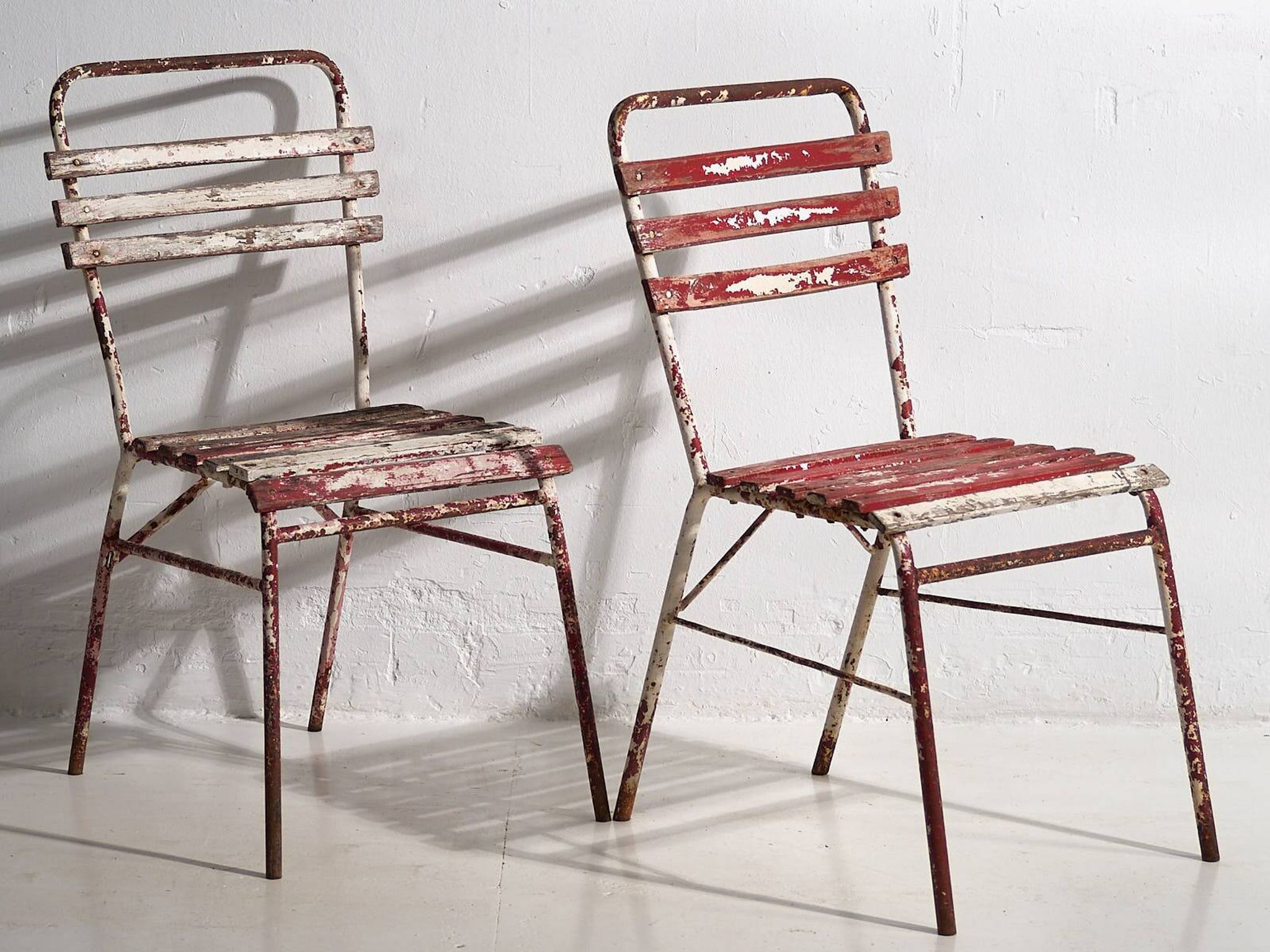 Anciennes chaises de terrasse rouges et blanches (vers 1920). Ensemble de 4 pièces