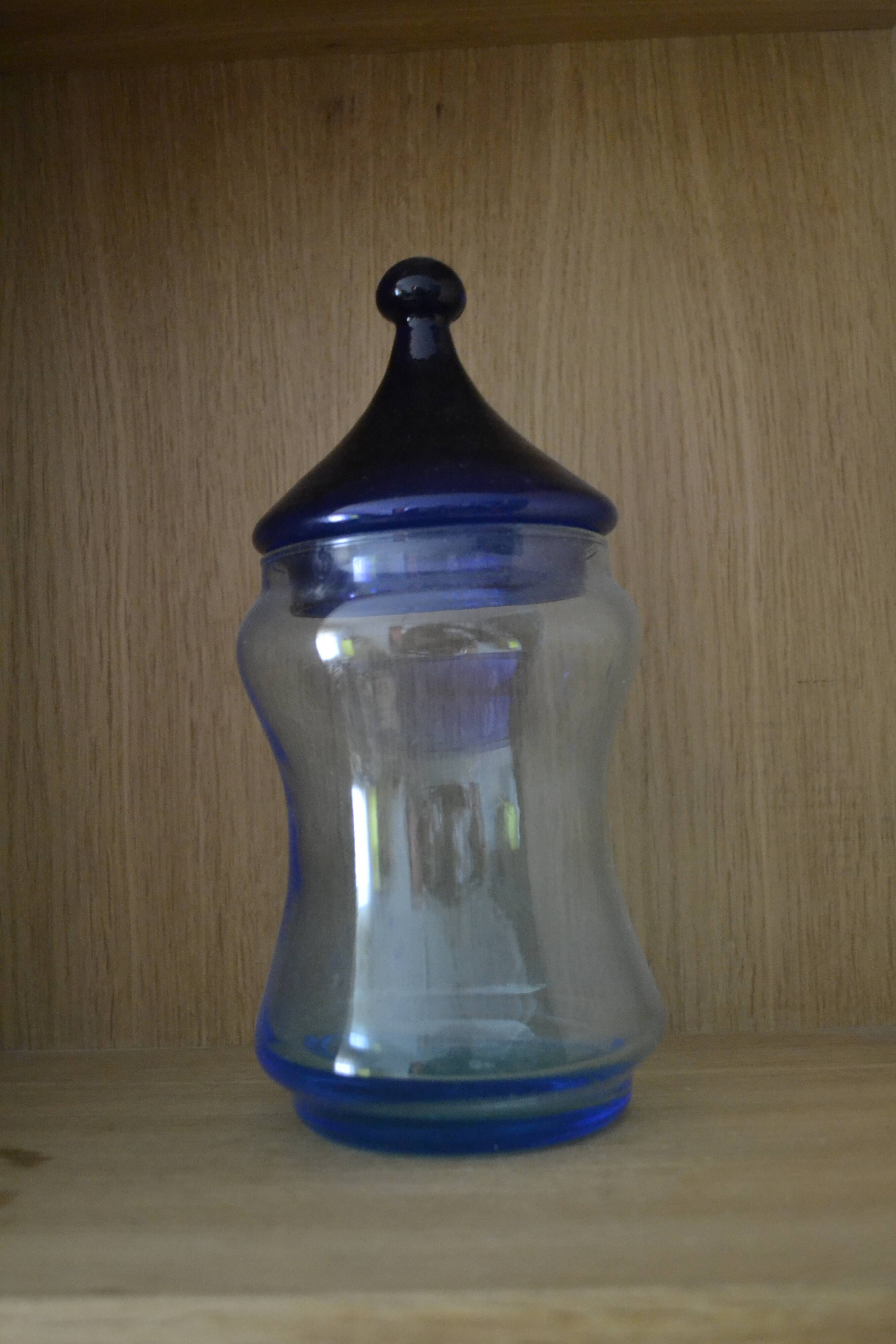 Pot en verre bleu