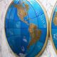 Paire impressionnante de deux globes muraux modernes géants carte du monde, diamètre 95 pouces, années 1950