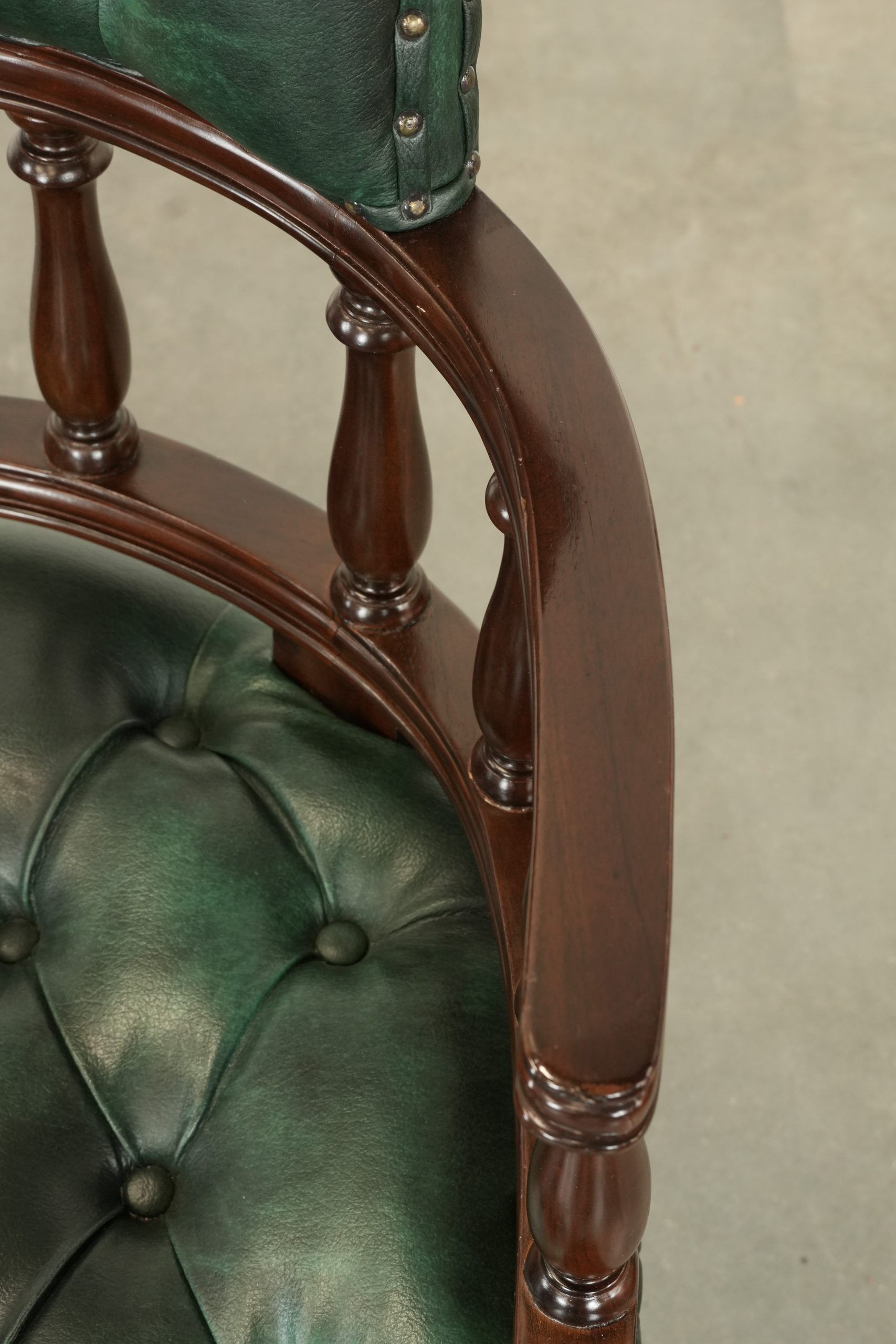 Ensemble de deux chaises de bureau Chesterfield en cuir de vachette vert de style anglais.