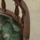 Ensemble de deux chaises de bureau Chesterfield en cuir de vachette vert de style anglais.