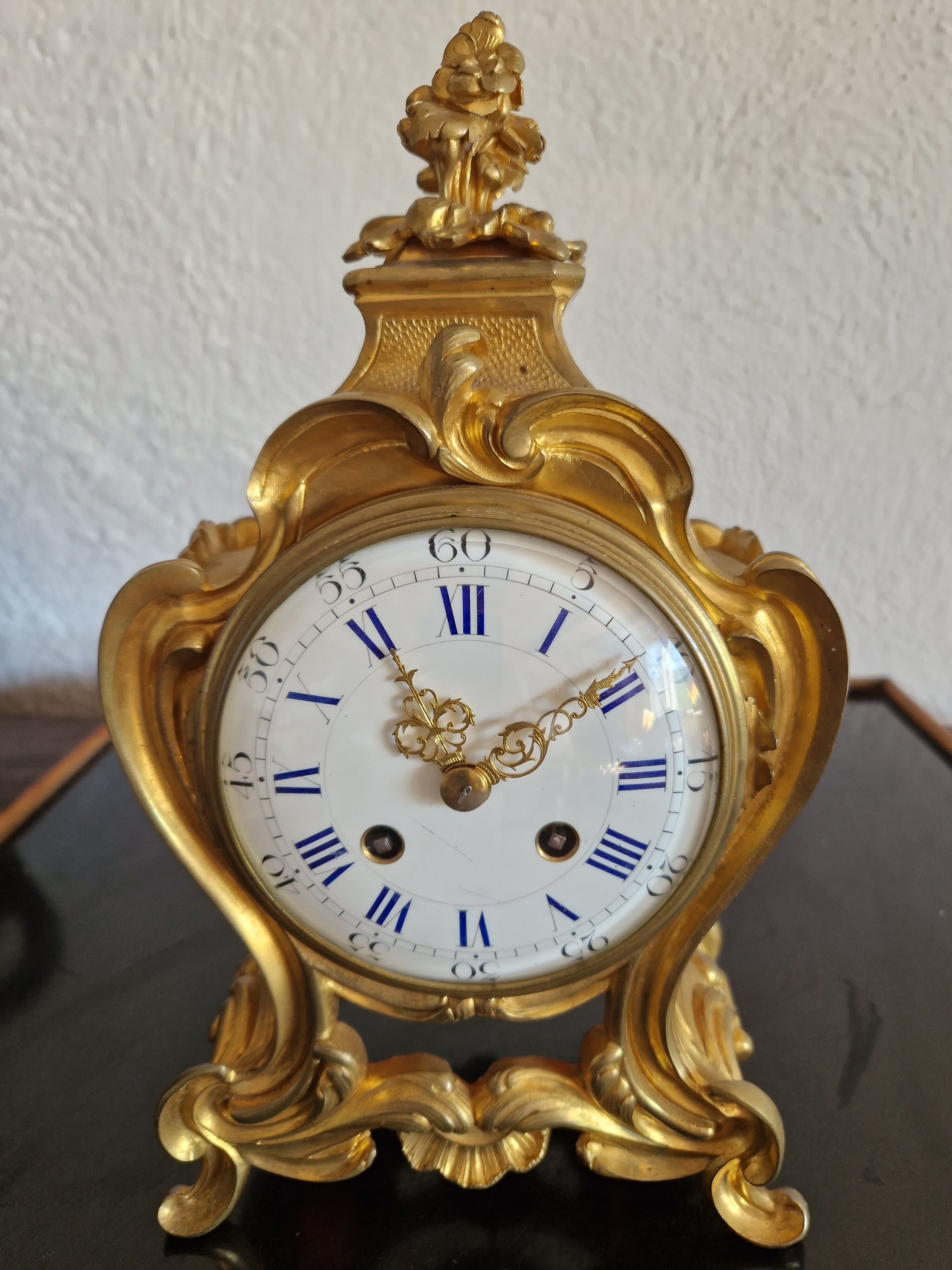 Cartel clock to put down