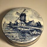 Delft porcelain candy box
