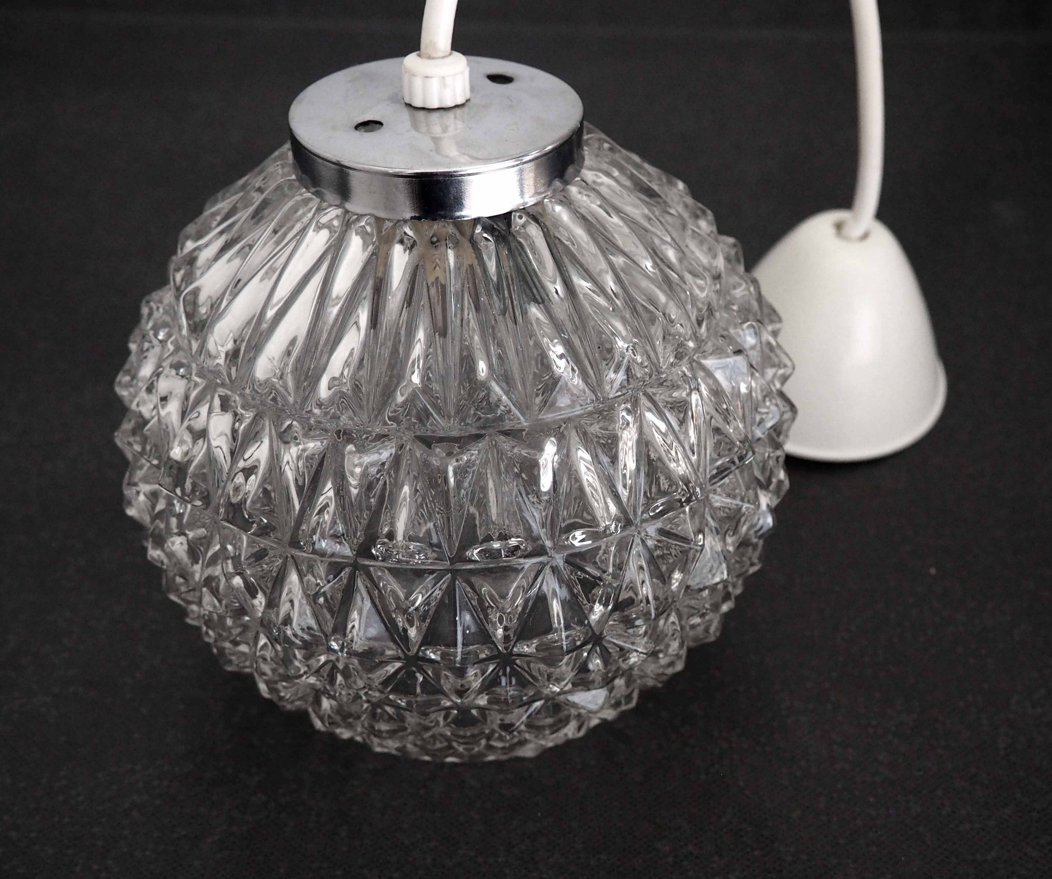 Molded glass ball suspension