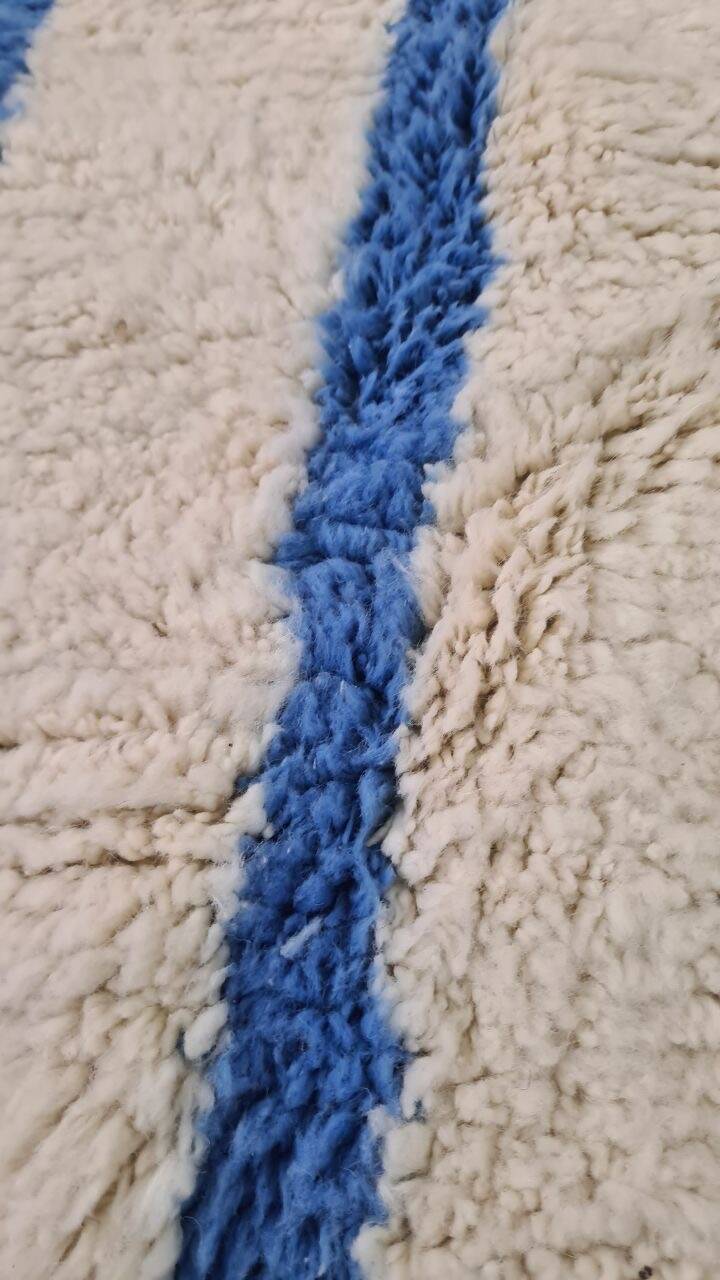 Tapis berbère Beni Ourain fait main au design minimaliste de lignes bleues – 250x150 cm