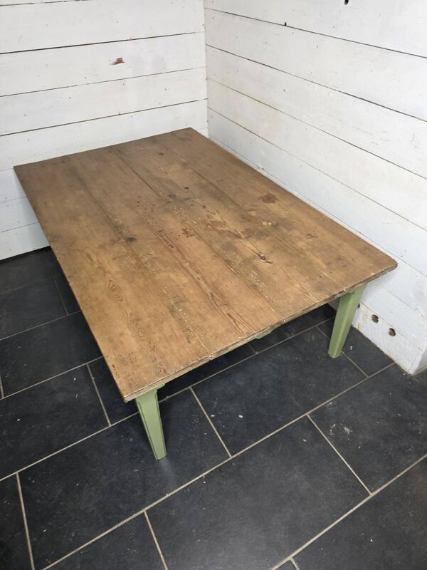 Table basse ancienne, pieds en chêne dessus en sapin.