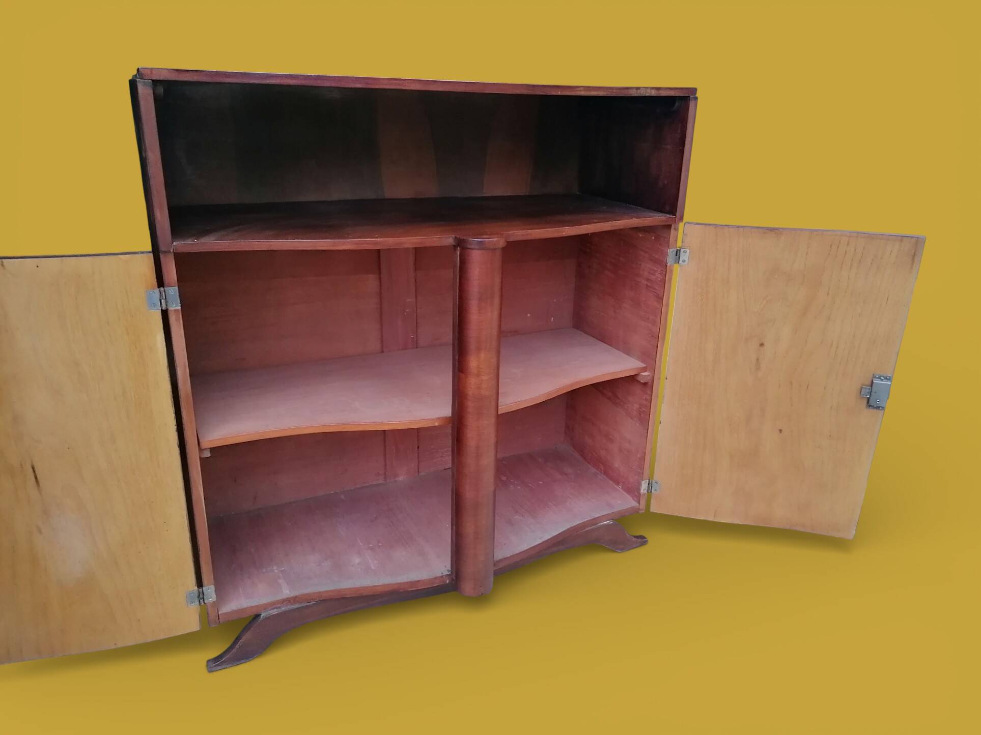 Petit buffet art déco en bois de plaquage.